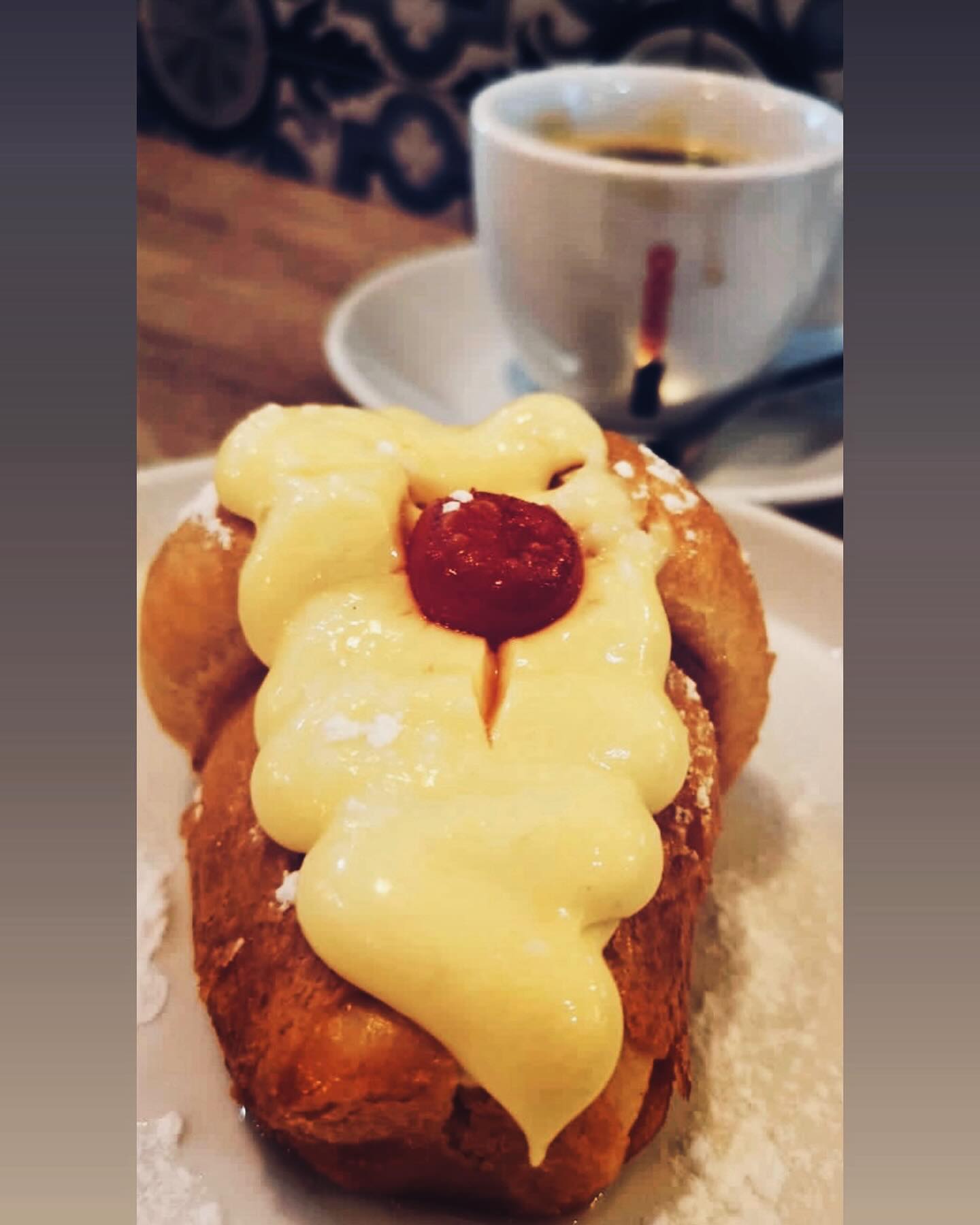 El babà es un dulce de elaboración lenta y elaborada, que satisface a los paladares más exigentes. Fragante y aromático, blando y esponjoso, este postre es extremadamente delicado y exquisito. Podemos bañarlo con ron o limoncello y acompañarlo con crema, nata o el complemento que más os guste.
#babá #napoli #foodporn #postreitaliano #dolce #cremapasticcera