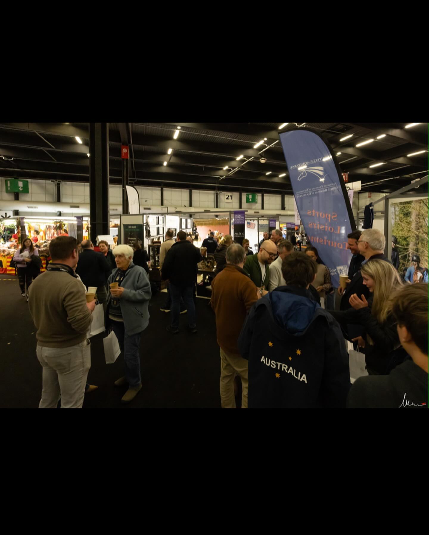 Maison Poursin - un petit cocktail auprès de tous les meneurs de la Coupe du Monde d’Attelage 4 chevaux Indoor 2024 de Bordeaux avant la finale ! With the Support of Maison Poursin! #attelage #attelage4chevaux #4horsecarriage #carriage #maisonpoursinsince1830