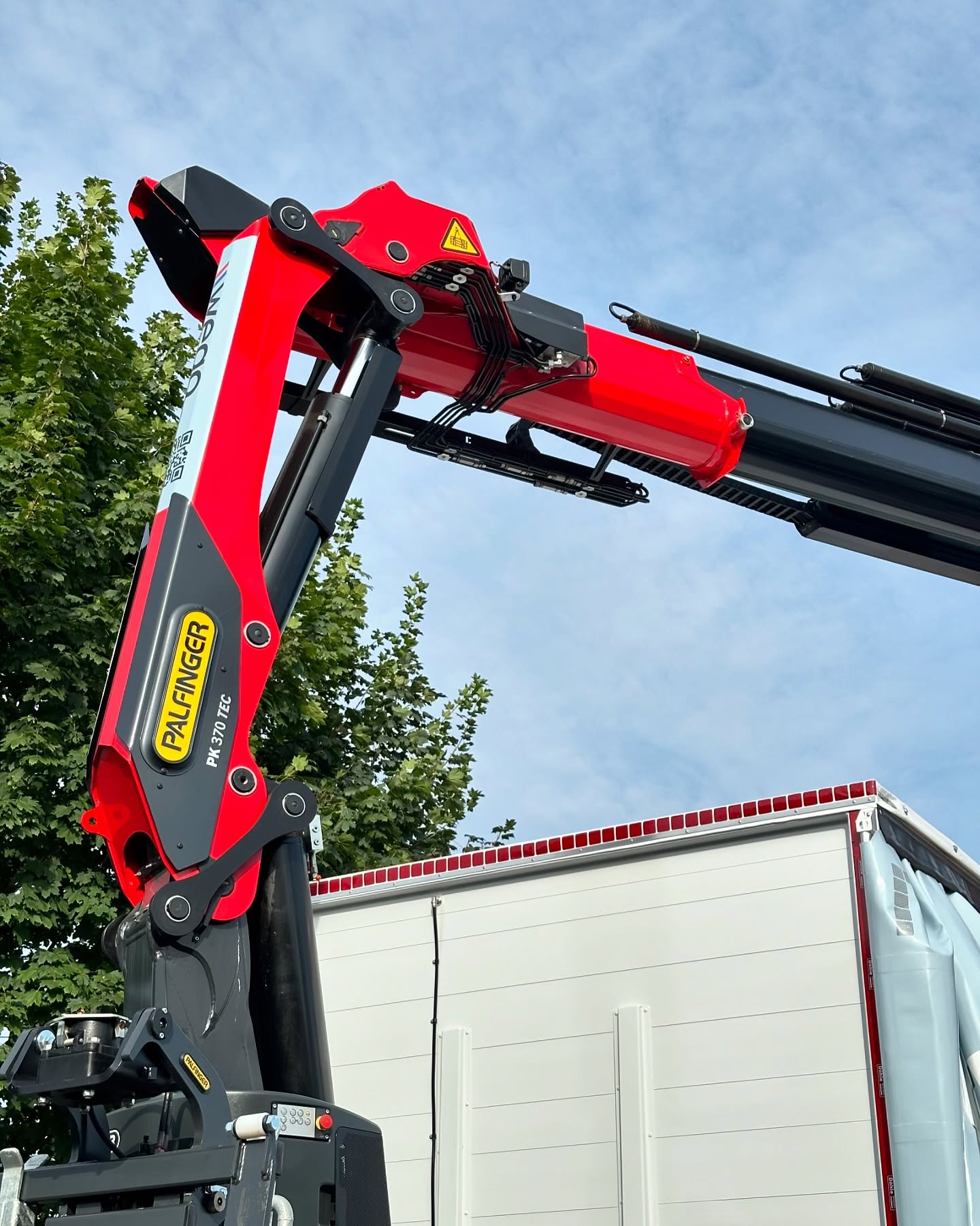 ????????? ??? ?????????? ?ä?? ?????? ?? ??? ??????????????????
Als unseren ersten Kran der neuen TEC Generation, übergaben wir heute im Auftrag der Firma Baitz Fahrzeugbau GmbH, einen neuen PALFINGER 370 TEC an @wego_systembaustoffe in Frankfurt am Main!
Wir übernahmen die Herstellereinweisung nach Betriebsanleitung und Vorgaben von PALFINGER, gepaart mit der Darstellung und der Leistungsschau des ausgelieferten Ladekranes. Gerne führen wir vorab die volle Performance der Technik (mit einem Grinsen im Gesicht ?) selbst vor, und demonstrieren hiermit die Leistungsfähigkeit des künftigen Arbeitsgeräts! ??
Wir wünschen viel Spaß mit diesem tollen Ladekran und allzeit einen sauberen Hub! ?️
#palfinger @palfingerag #370tec #ladekran #ladekranuntermain #ladekrantraining #einweisung #übergabe #wegosystembaustoffe #wego #hochkran #trockenbaulogistik #trockenbau #wegovti #gipskartonplatten #baitz #baitzfahrzeugbau #newtecrange