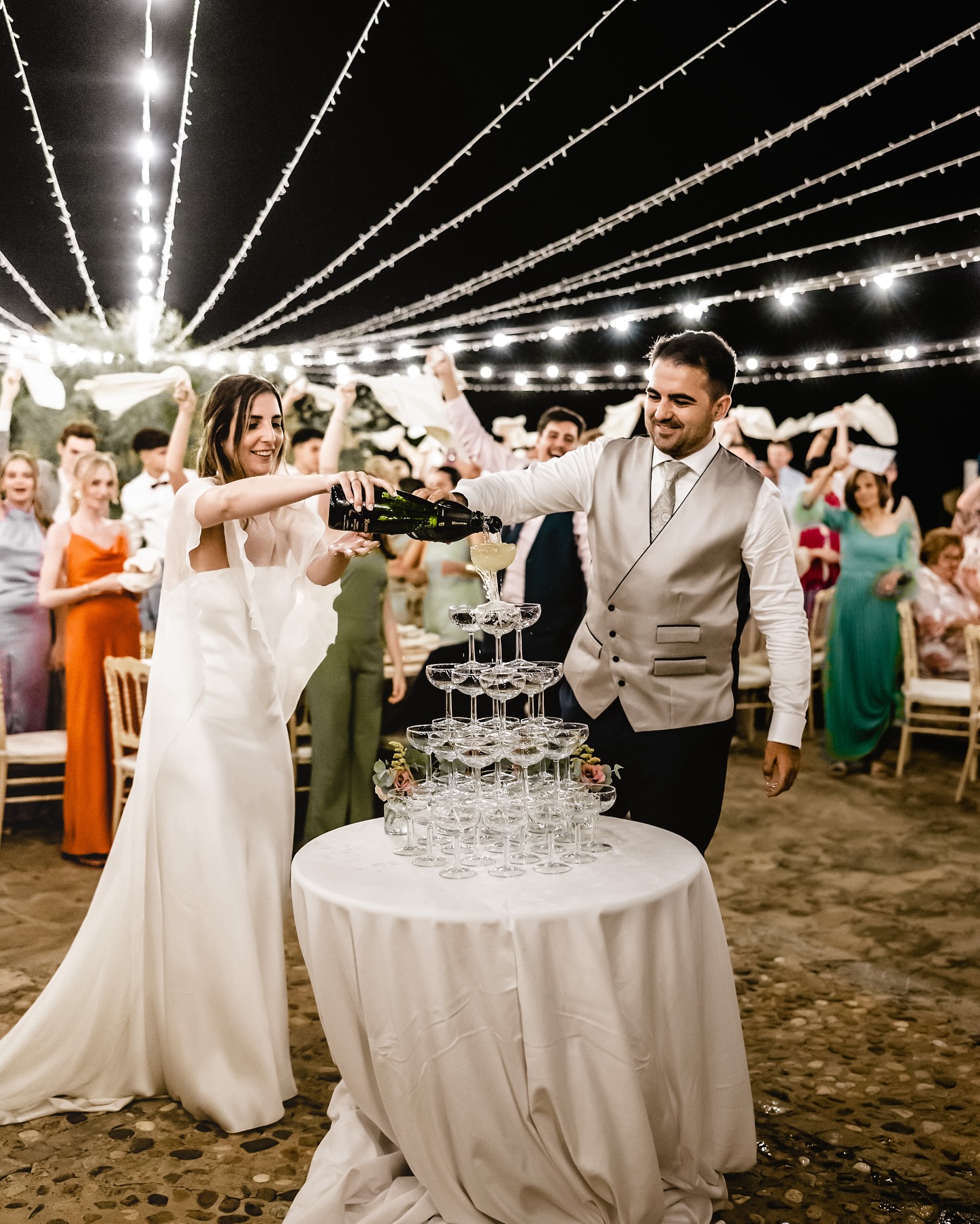 Cada burbuja es un recuerdo, cada copa un agradecimiento y cada brindis una celebración ??
Foto: @priscalagunaphotographer
Vídeo: @quatrelemens
Wedding: @unpocodetul
Catering: @gastroacustic
Finca: @fincasonvila_eventos
Peluquería: @reset_hair_beauty
Flor: @decoracio_floral_events
DJ y sonido: @tremola.espectacles colomstephane
Grupo: @enrockats
Fotomatón; @ris_box
Traje: @tiendas_uomo
Vestido: @the_white_showroom
? www.priscalagunaphotographer.com
#WeddingPhotographerMallorca #WeddingDay #MallorcaPhotographer #PriscaLagunaPhotographer #MajorcaPhotographer #FotografoBodaMallorca #SonVila #MallorcaWeddingDestination