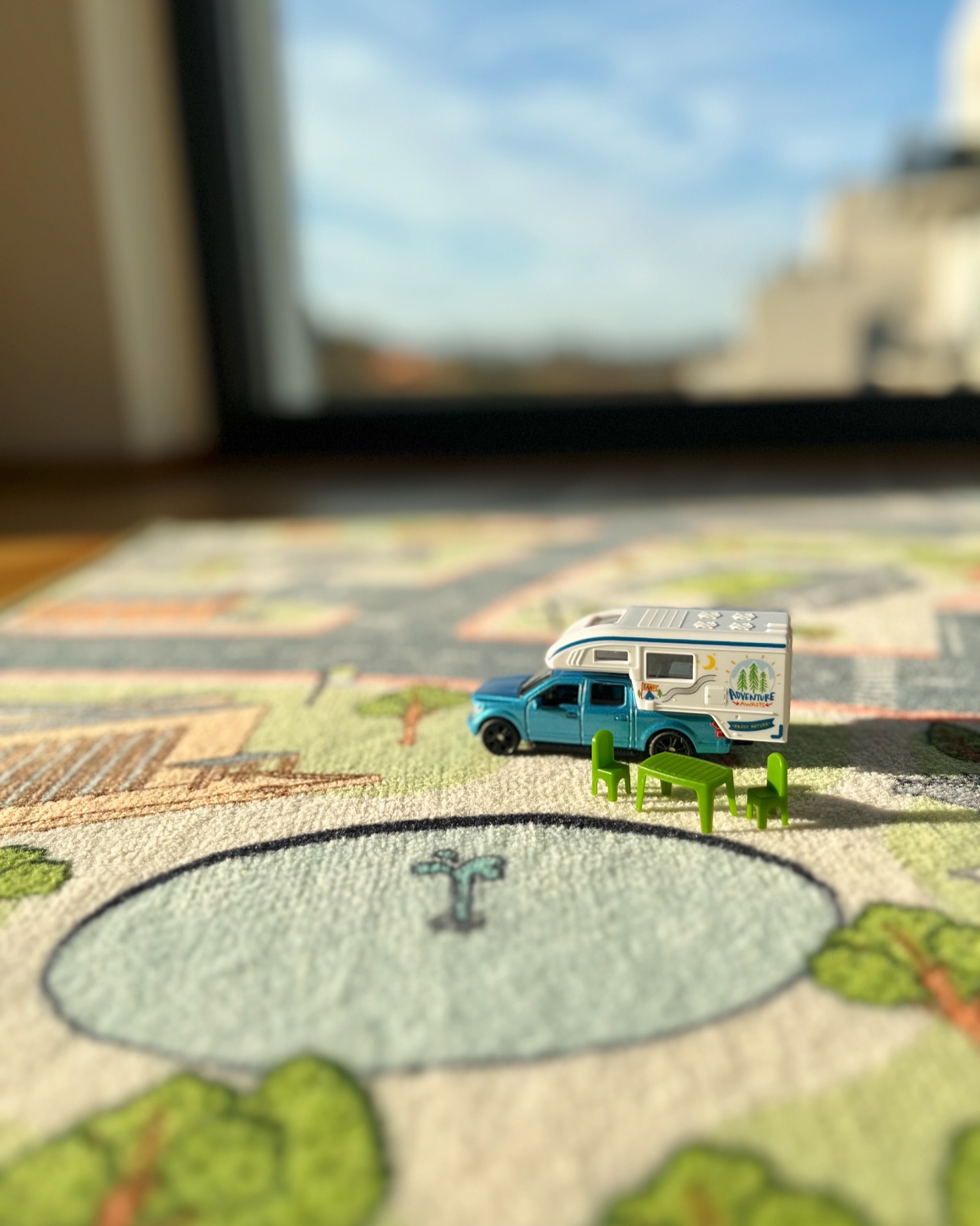 Happy Sommer(ferien) ☀️ Genießt die Sonne in der Ferne – oder eben mit Camper im Bürgerpark ??
.
.
.
#bielefeldspielteppich #bietoplay #spielteppich #bielefeld #spielteppichbielefeld #bielefelderleben #bielefeldentdecken #liebefeld #meinbielefeld #bielefeldliebe #bielefeldjetzt #stadtbielefeld #bielefelder #leineweber #leineweberstadt #altstadtbielefeld #daskommtausbielefeld #ostwestfalen #teutoburgerwald #meinteuto #rudolfoetkerhalle #rudolfoetkerhallebielefeld #jabanstoetz #sparrenburg #visitbielefeld #spielzeug #kidsroom #summer #sommerferien #camping