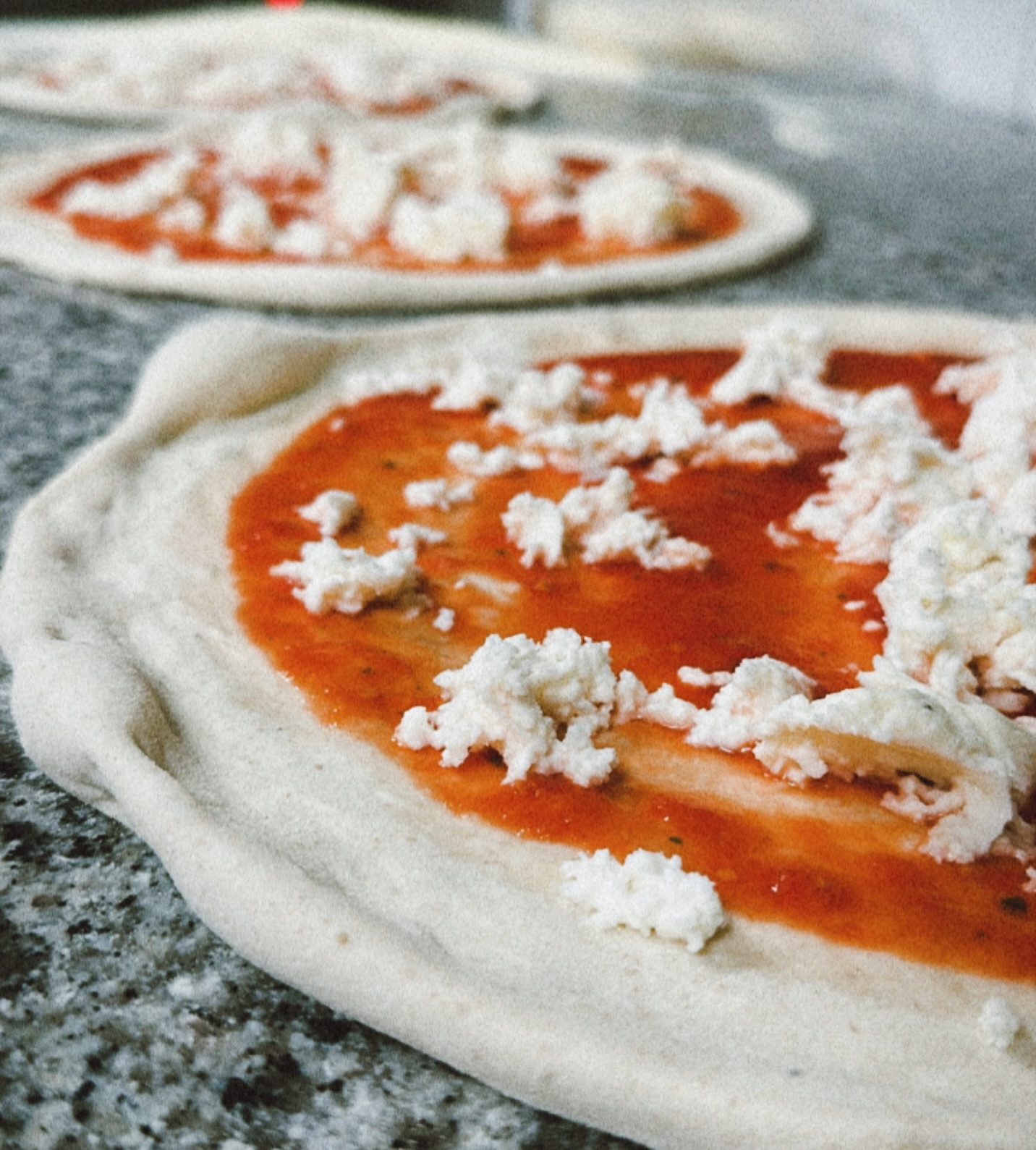 Fue en Nápoles, en 1889, donde un conocido y controvertido chef, Raffaele Esposito, decidió crear una pizza tricolor en honor a la bandera de Italia. Su fórmula era básica: tomate, mozzarella y albahaca
#laregina #margherita #pizza #barcelona #restaurant #italiano #barcelona #poblenou