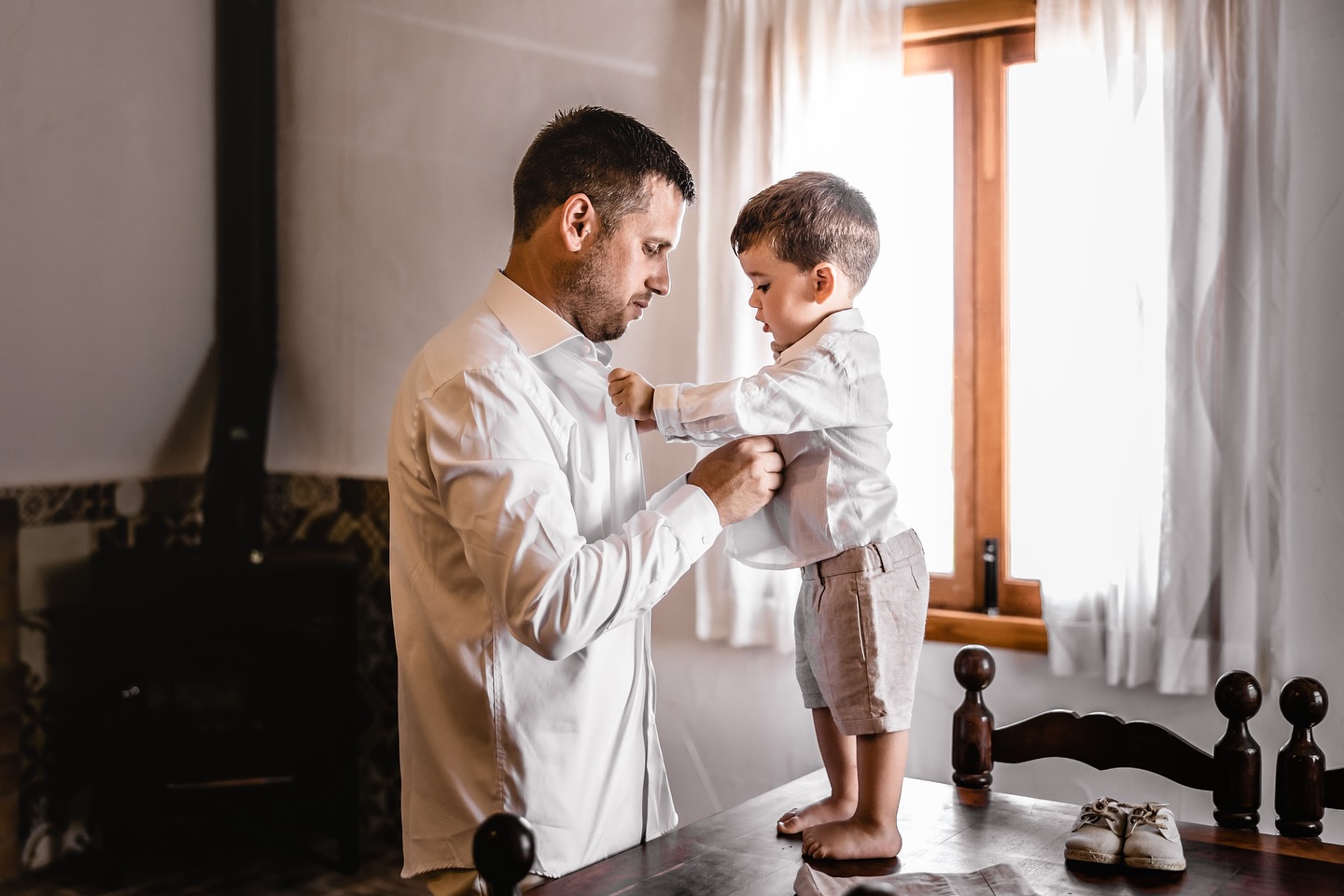 Un día se cambiarán los papeles y papá ayudará a su hijo a vestirse el día de su boda, pero por ahora guardamos este precioso recuerdo ❤️
Foto: @priscalagunaphotographer
Catering y organización: Villa Valens por @bernardovichbodasyeventos
Finca: Villa Valens
DJ: @taylorcharly
? www.priscalagunaphotographer.com
#WeddingPhotographerMallorca #WeddingDay #MallorcaPhotographer #PriscaLagunaPhotographer #MajorcaPhotographer #FotografoBodaMallorca #VillaValens #MallorcaWeddingDestination