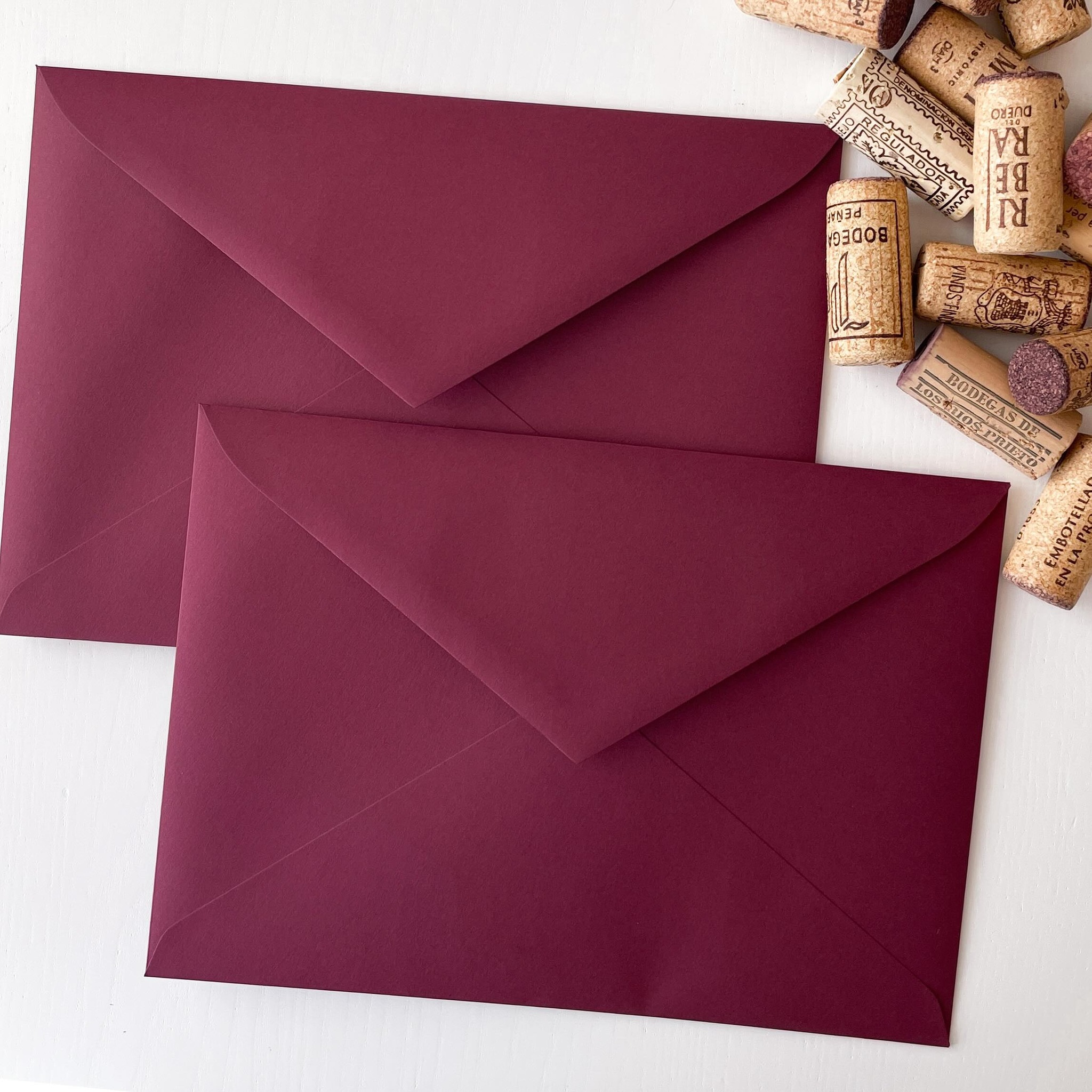CHIANTI ? Os presentamos uno de los nuevos colores de la gama Basic Colors. Un color burdeos intenso que nos ha robado el corazón ?
#sobres #sobresdecolores #sobresforrados #bodas #invitacionesdeboda #eventos