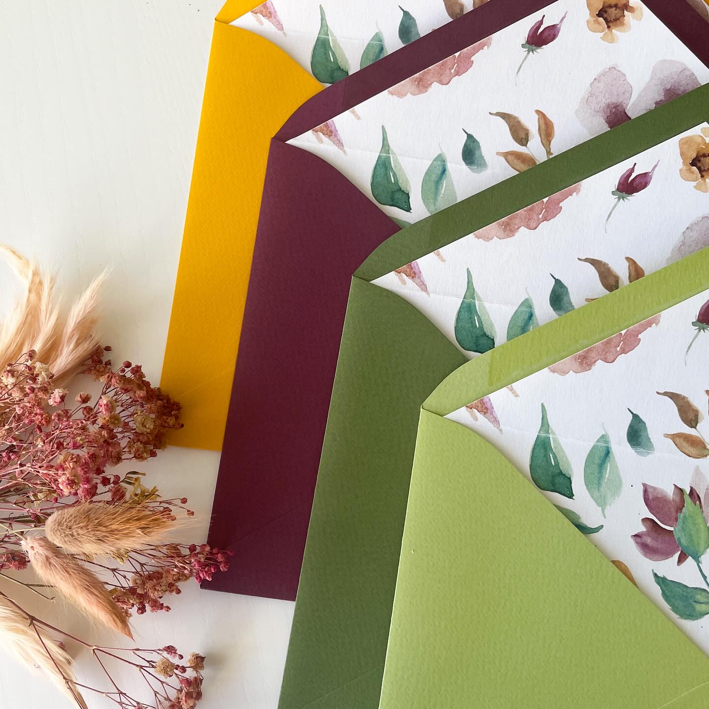 Su textura no dejará indiferentes a tus invitados ♥️ Son los más gruesos de nuestra colección, pero en nuestra web encontrarás hasta 50 colores en diferentes acabados y medidas ✨ ¡No te lo pienses y entra a dar un vistazo a todo lo que podemos ofrecerte! ?
#sobres #sobrespersonalizados #sobresdecolores #sobresforrados #bodas #eventos #papeleria #invitacionesdeboda