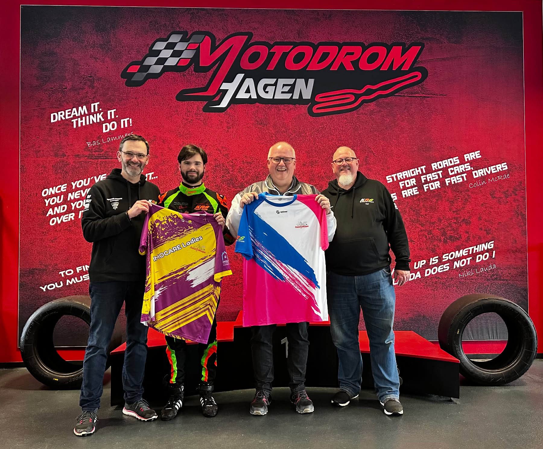 Besondere Übergabe beim 3h-Rennen im Motodrom Hagen!
Heiko Melzow (Geschäftsführer R4H) war beim Race4Hospiz, dem größten Charity-Kart-Event, so begeistert von den Shirts der Imocare Ladies und Imocare by KRS Competition, dass er sie unbedingt haben wollte – gesagt, getan!
Diese besondere Aktion fand während des 3-Stunden-Rennens im Motodrom Hagen statt. In diesem Augenblick wurde klar: Motorsport und soziales Engagement können eine beeindruckende Symbiose eingehen!
Doch das ist erst der Anfang: Mit diesem symbolträchtigen Schritt wird KRS Competition jetzt offizieller Teil der Race4Hospiz-Familie. Damit setzen wir ein starkes Zeichen zur Unterstützung der Kinder- und Jugendhospizarbeit – eine Herzensangelegenheit, die weit über den Rennsport hinausreicht.
Lasst uns gemeinsam einen Unterschied machen! Schließt euch dem Verein Race4Hospiz an und zeigt, dass unsere Leidenschaft auf der Strecke auch abseits davon Großes bewirken kann. Jede Unterstützung zählt!
© Bild: KRS Competition
#nachwuchsförderung #partner #gottfriedschultzdormagen #mantergmbh #arndt_autovermietung #teamspirit #teamwork #team #endurancerace #motorsport #Kart #imocareimmobilienservicegmbh #sinnilandevents #wohndesignpulheim #kartracing #motodromhagen #cool_runners_kartbahn #DaytonaKartbahn #Race4Hospiz #sparkassekoelnbonn #kartcentercologne #Kinderhospiz #karosserieschrickel #_krsmotorsport #BOBAutomobile
#CharityKarting #HerzUndRennfieber #TogetherForGood #MotorsportHilft #MotorsportMitHerz