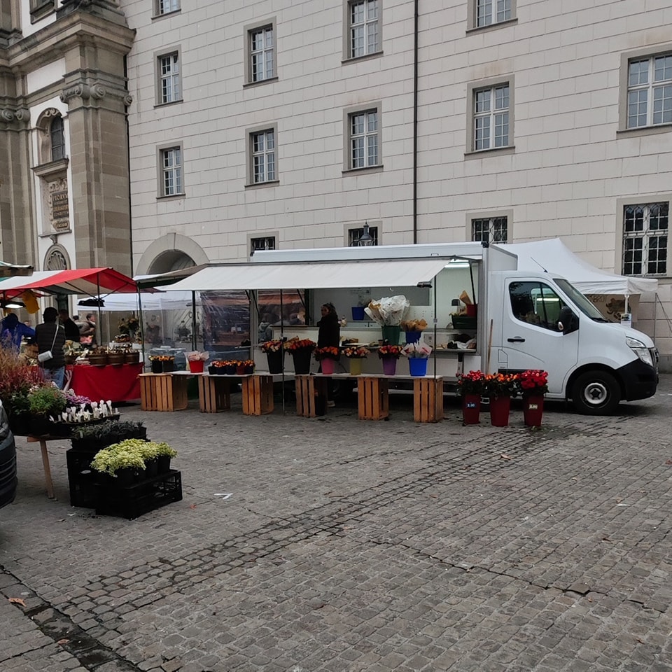 #luzernerwochenmarkt #saturday #tuesday
Liebe Kundinnen und Kunden,
aufgrund von Bauarbeiten an der Bahnhofstrasse wird unser Marktstand ab dem 12. Oktober 2024 verlegt. Sie finden uns nun etwa 10 Meter hinter unserem bisherigen Standort, ungefähr vor dem Brunnen auf dem Jesuitenplatz.
Wir freuen uns, Sie weiterhin bei uns begrüssen zu dürfen und danken Ihnen für Ihr Verständnis.