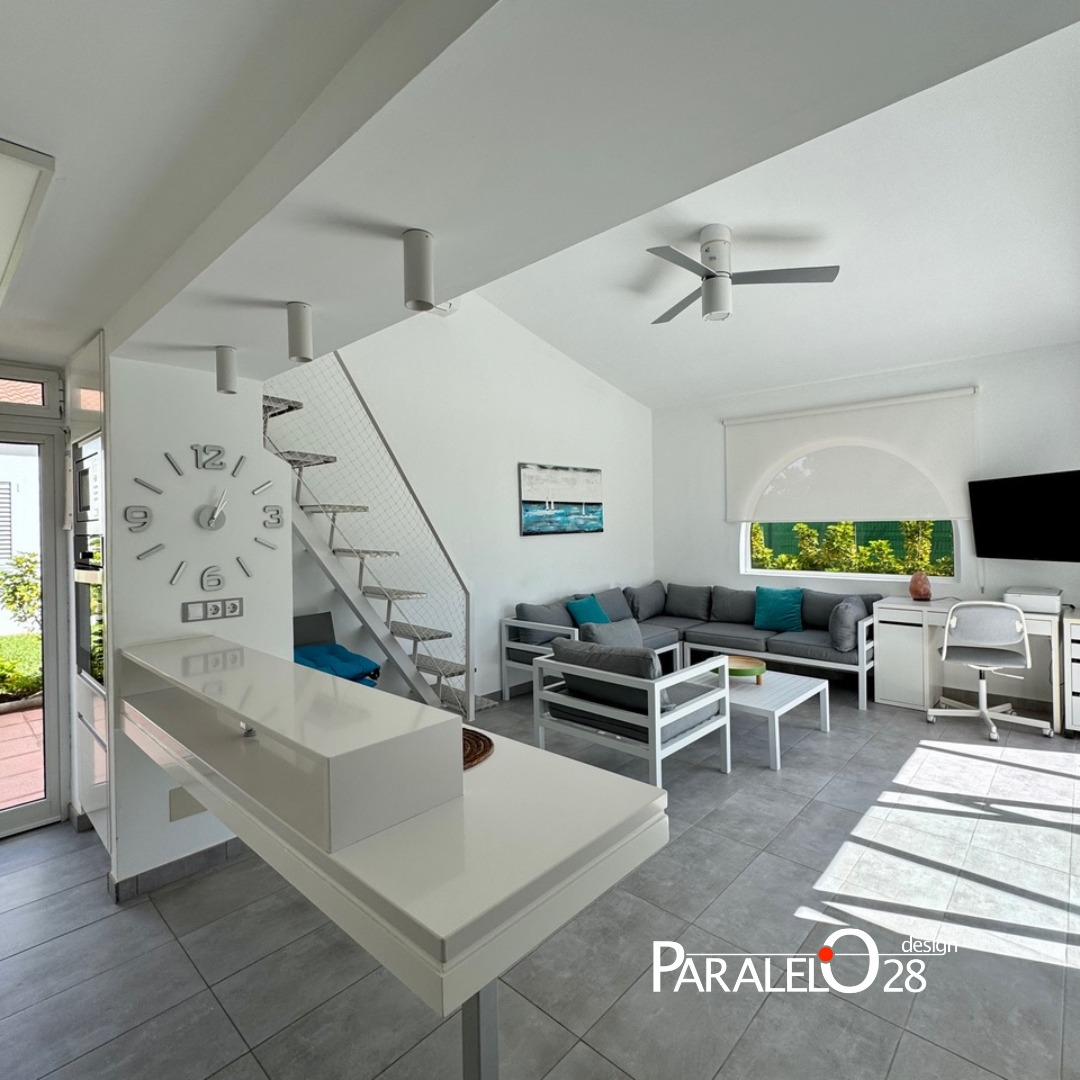Una casa al mar | Inspirados por la serenidad del océano, presentamos este nuevo proyecto con colores tenues y elegantes: gris, blanco y azul. Destacan en el espacio un armario suelo/techo con puertas correderas y freno, optimizando cada rincón. La nueva cama, con estructura en tejido azul y patas cromadas, añade un toque moderno y sofisticado.
Complementan el ambiente lámparas con pantallas en forma de abanico, que crean un juego tridimensional de luces y sombras. Finalmente, mesitas color azul ballena con cajones y patas blancas completan la atmósfera fresca y relajante.
@vetalov_carpinteros @mobenia @iluxol @noctisletti @ecus_sleep @cocinasdogar
#Decoración #Interiores #EstiloCostero #Diseño #Interiorismo #DecoraciónDeInteriores #DiseñoDeInteriores #EstiloMinimalista #DecoraciónModerna #ArquitecturaDeInteriores #EstiloNórdico #Muebles #DiseñoDeEspacios #EstiloContemporáneo #HomeDecor #DecoraciónConEstilo #EspaciosConEncanto #DetallesDecorativos #ecus