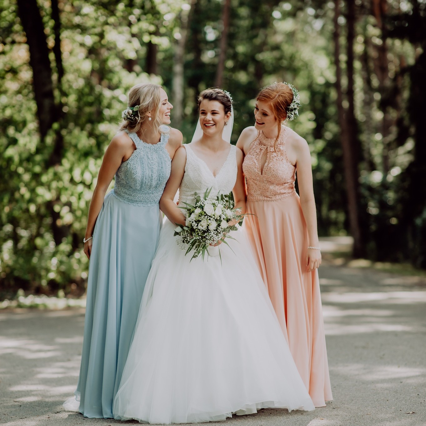 ? Erinnerungen festhalten: Auf der Suche nach dem perfekten Foto für euren schönsten Tag? Wir haben beides: den perfekten ? Fotografen und die passende Location für eure Traumfeier!
? Am 11. Mai beim Frühlingsfest in unserer Tombola:
Gewinnt ein Fotoshooting im Wert von 200 €, denn es wartet ein exklusiver Gutschein von @svenhphotography auf Euch! Perfekt, um Euch in Euren Lieblingsmomenten - so wie ihr seid - festzuhalten: echt, authentisch & persönlich ?
In den nächsten Tagen gibt es noch Eindrücke in Svens Fotografie-Stil, denn die gezeigten Fotos sind von uns)
? Und das Setting? Einfach märchenhaft:
Ob romantische Trauung auf der Waldwiese, die gemeinsame Hochzeitsfeier in unserer Scheune oder ein Familienanlass im Wintergarten – eure Feier könnt ihr mit schönen Fotos an der Talsperre, im Wald oder in der Heidelandschaft für immer festhalten. Bei uns findet ihr einen Ort für bleibende Erinnerungen.
? Noch mehr Grund zur Freude:
15 % Jubiläumsrabatt auf den Buchungswert eurer privaten Feier oder Hochzeit
? Gültig für Termine bis zum 30. April 2026
? Nur für Neubuchungen · Externe Dienstleister & Zimmerkontingente ausgenommen · Nach Verfügbarkeit
✉️ Jetzt anfragen & direkt buchen: bankett@heidegrund.de
#HotelHeidegrund #Jubiläumsfest #Tombola #Hochzeitsfotograf #SvenHüsemann #Hochzeit2025 #HeiratenImGrünen #Hochzeitslocation #Waldhochzeit #Hochzeitsfotos #Frühlingsfest
