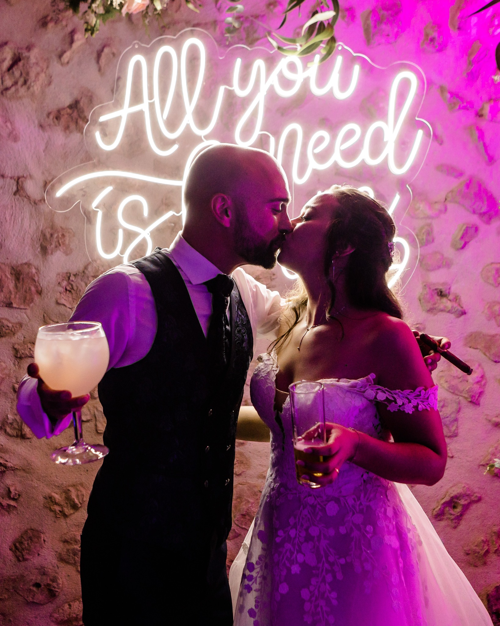 All you need is love ❤️
Fotografía: @priscalagunaphotographer
Maquillaje: @byliafebres
Finca: @sonburguet
Catering: @totapunteventscatering
? www.priscalagunaphotographer.com
#BodaMallorca #WeddingPhotographerMallorca #WeddingDay #MallorcaPhotographer #PriscaLagunaPhotographer #MajorcaPhotographer #FotografoBodaMallorca #WeddingPartyMallorca #RecuerdosInolvidables #SonBurguet