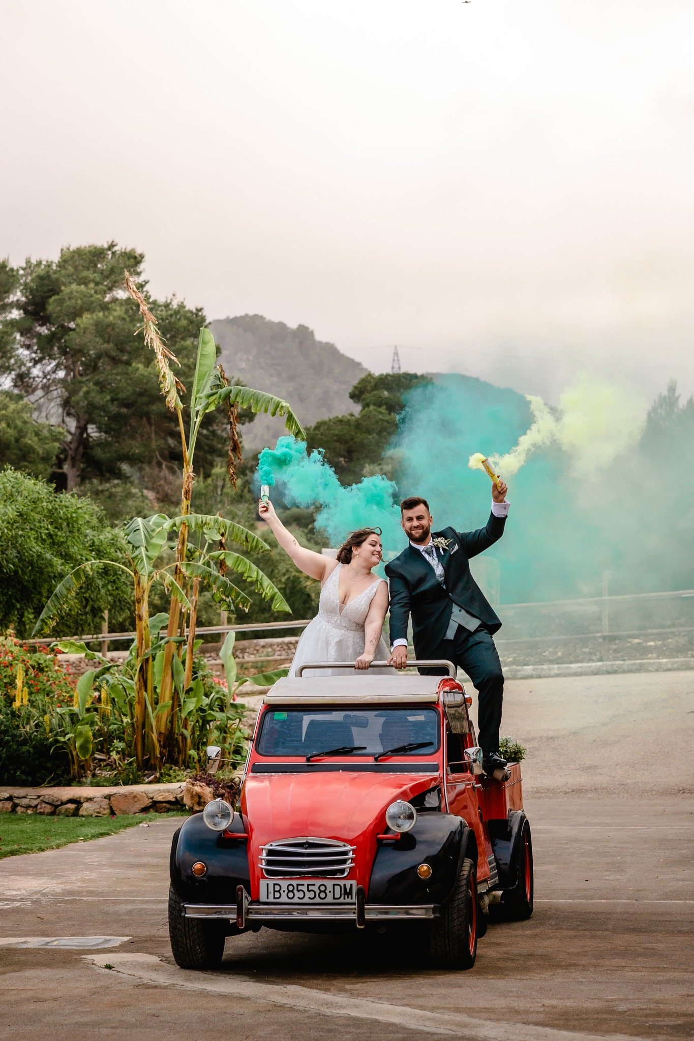 Así fue la entrada al aperitivo de Alejandra y Denzel en su gran día ✨
Un reportaje lleno de momentos espontáneos, risas y ese espíritu libre que tanto me inspira como fotógrafa de bodas en Mallorca. La magia ocurrió en Villa Valens, una finca de ensueño donde cada rincón parece diseñado para contar historias únicas.
Este es solo un instante de un día inolvidable… ¡y aún queda mucho por mostrar!
¿Te casas en 2026 y quieres un reportaje natural, real y lleno de emoción?
✨ Escríbeme y hablemos de tu boda.
? www.priscalagunaphotographer.com