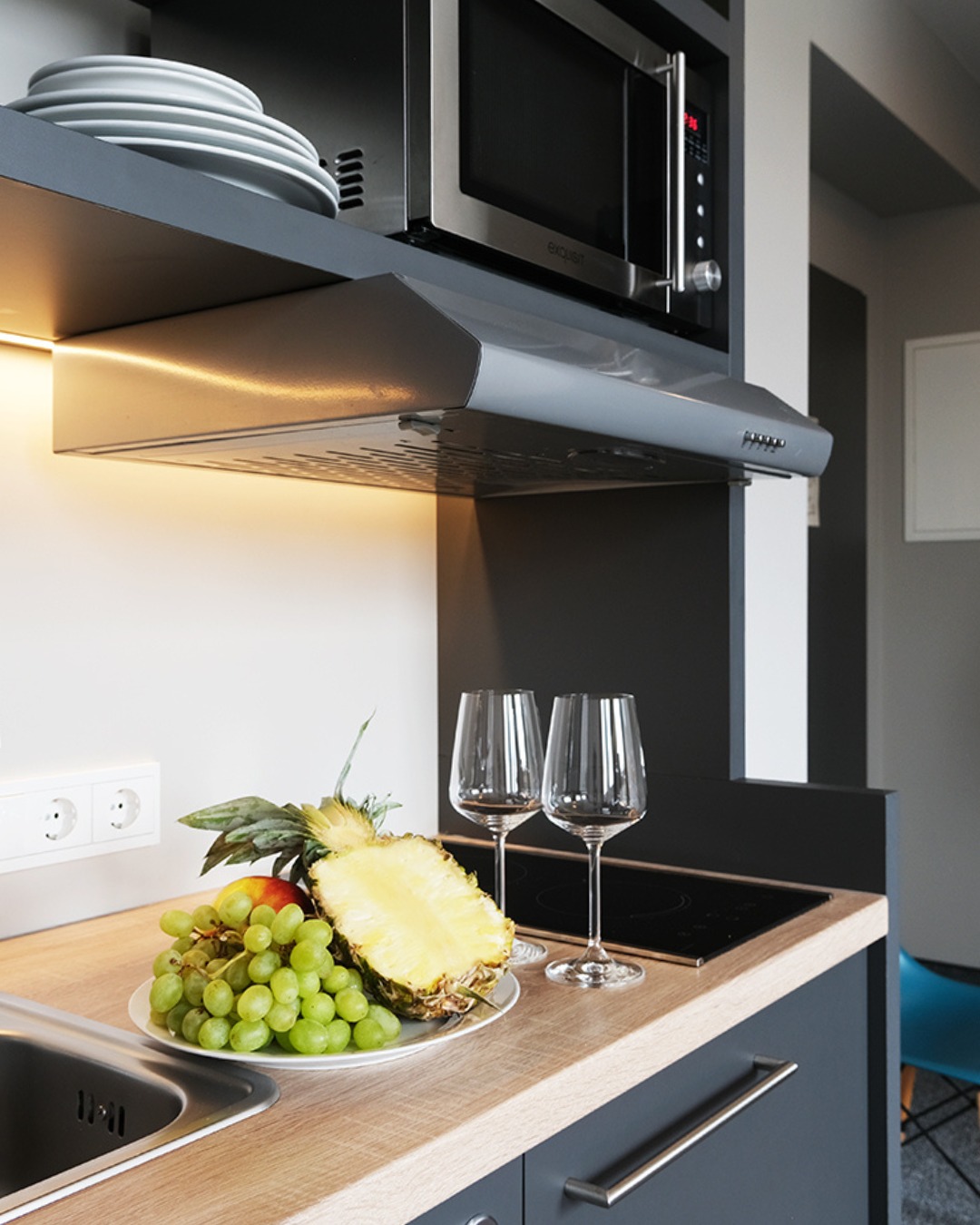 Manchmal ist die beste Snack-Location direkt im Zimmer.
Unsere Küchen sind komplett ausgestattet für alles vom Obstteller bis hin zum Mitternachtssnack.
Bei uns schlägst du mit dem Selbstgemacht das Take-Away.
HOTEL
FOOD
#HubApartments