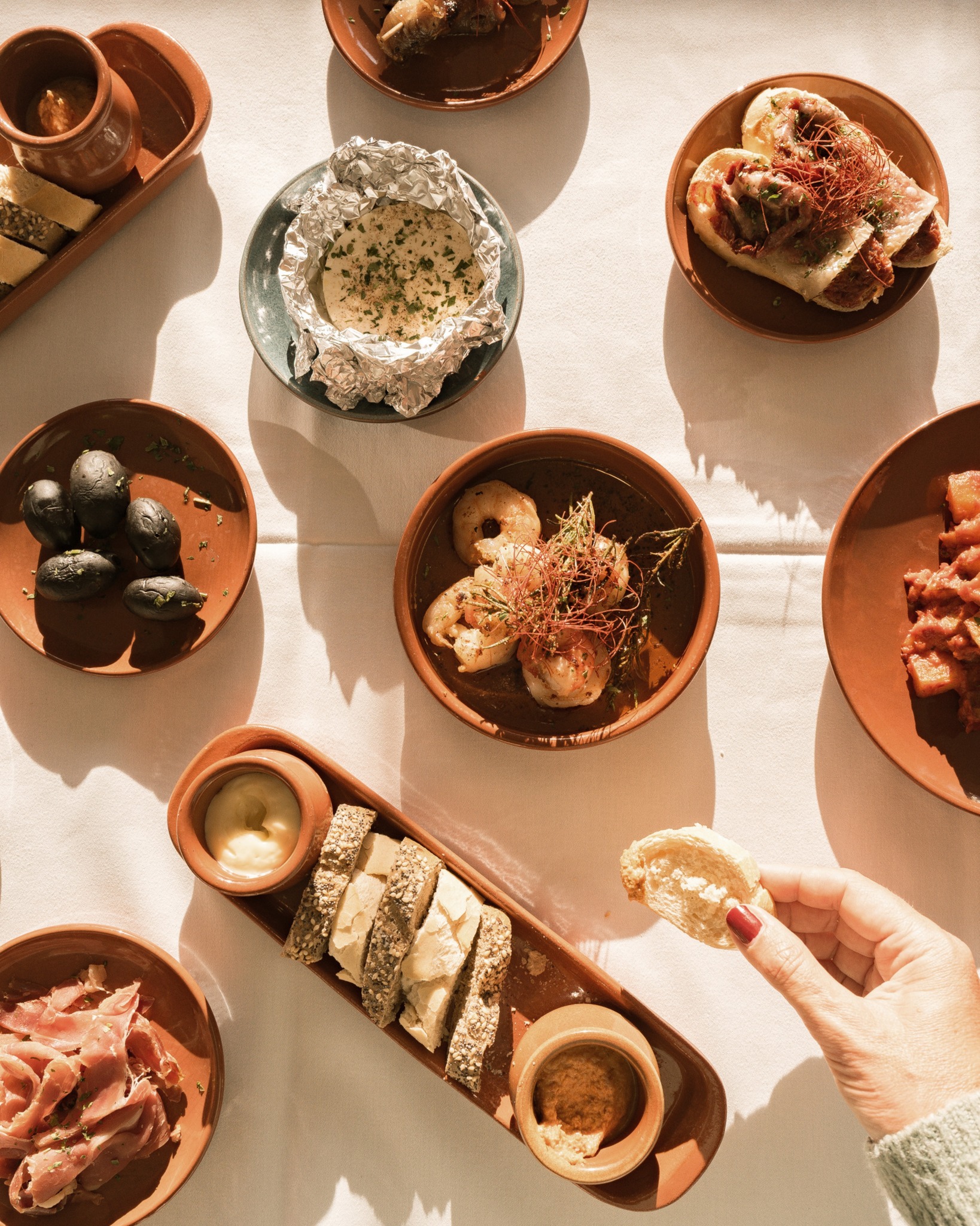 Freitagabend ist Tapaszeit bei uns im ANNO 1828. ??
Von 17:30 bis 21:00 Uhr bereiten wir für euch eine Auswahl an kalten und warmen Tapas frisch zu – perfekt zum Teilen oder einfach selbst genießen.
Wenn ihr dabei sein wollt, reserviert euch am besten euren Platz unter
04972 911930.
Wir freuen uns auf euch!
#logierhus_langeoog #langeoog #tapaslangeoog #restaurantlangeoog
? @goodmorningworldblog