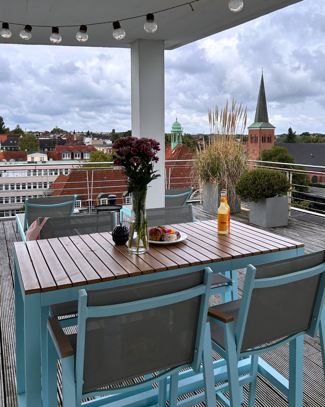 Feierabend über den Dächern, so geht Entspannung bei uns.
Snack, Drink, Blick über Hamburg. Mehr braucht’s nicht, oder?
HAMBURG
HOTEL
APARTMENT
#HUBharburg #harburg #hamburg