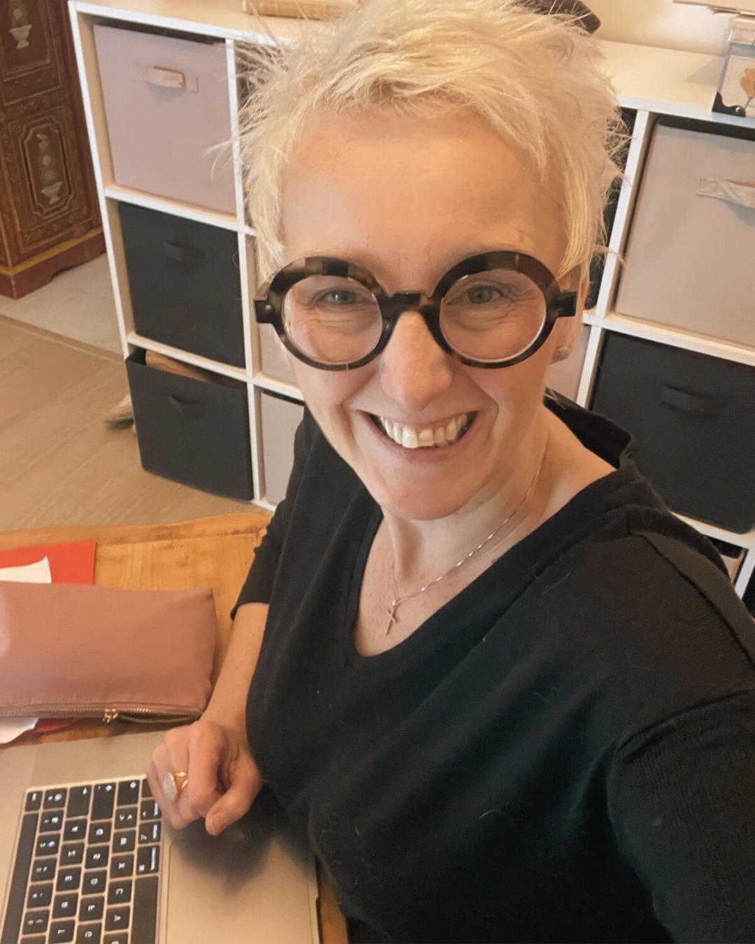 Il y a toujours une (petite) part de l’auteur dans ses livres... et je n’y ai pas dérogée pour ce livre …
Mais, il y a un peu... beaucoup de vous aussi ?
Ce roman interroge la façon dont nous faisons – ou ne faisons pas – nos choix de vie, nos élans trop longtemps étouffés, et notre difficulté à dire non. ✨
À travers l’histoire d’une femme des années 80 prise dans une course effrénée, mon roman invite chacun à ralentir, à se recentrer, à repenser sa trajectoire. Une lecture accessible, portée par l’émotion, l’humour, l’introspection… et un soupçon bien dosé de mystère.