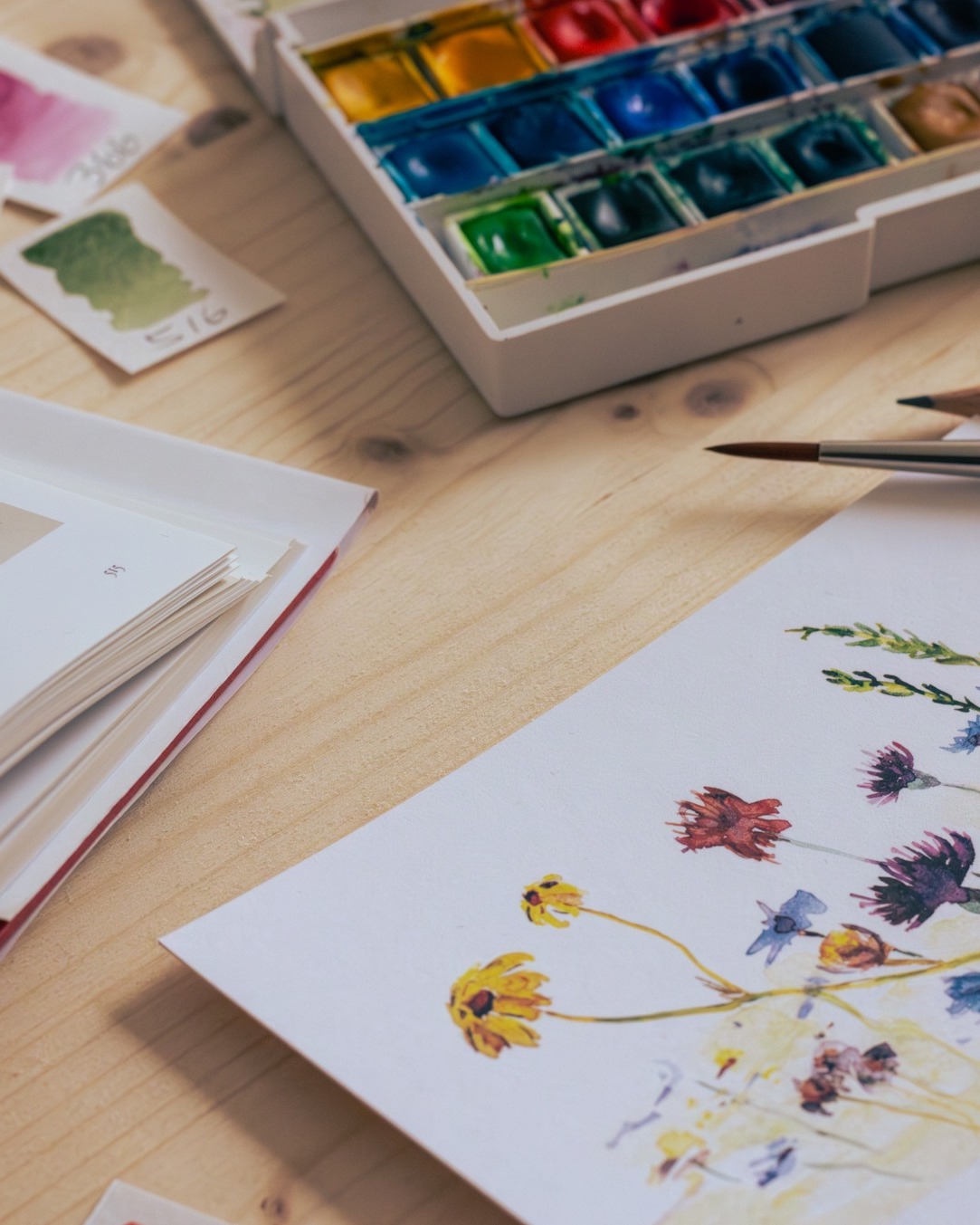 Lust auf eine kreative Auszeit? ?
Dann schnapp dir deinen Platz in unserem Aquarell-Malkurs im Hotel Heidegrund, lass deinen Alltag für ein paar Stunden hinter dir und erschaffe – unter der Leitung von Anke Hinz (letztes Bild) – deine eigenen kleinen Kunstwerke. #Heidegrund #HotelHeidegrund #Cheers #malen #malkurs
? 18. Oktober – Florale Motive ?
Zarte Blüten, verspielte Blätter & kleine Kompositionen – Schritt für Schritt lernst du, wie aus Farbe und Wasser deine eigenen Kunstwerke entstehen.
? 29. November – Weihnachtliche Karten & Geschenkanhänger ?
In gemütlicher Runde gestaltest du liebevolle Kleinigkeiten für dich und deine Liebsten – perfekt für die Adventszeit.
-Dich erwartet:
-Einführung in Aquarelltechniken
-Alle Materialien vor Ort
-Persönliches Workbook
-1 Glas Wein, Softdrink oder Wasser
-Deine Werke zum Mitnehmen
? Ort: Hotel Heidegrund
? 59,00 € pro Person
? Anmeldung: info@heidegrund.de
? Malen. Abschalten. Genießen.