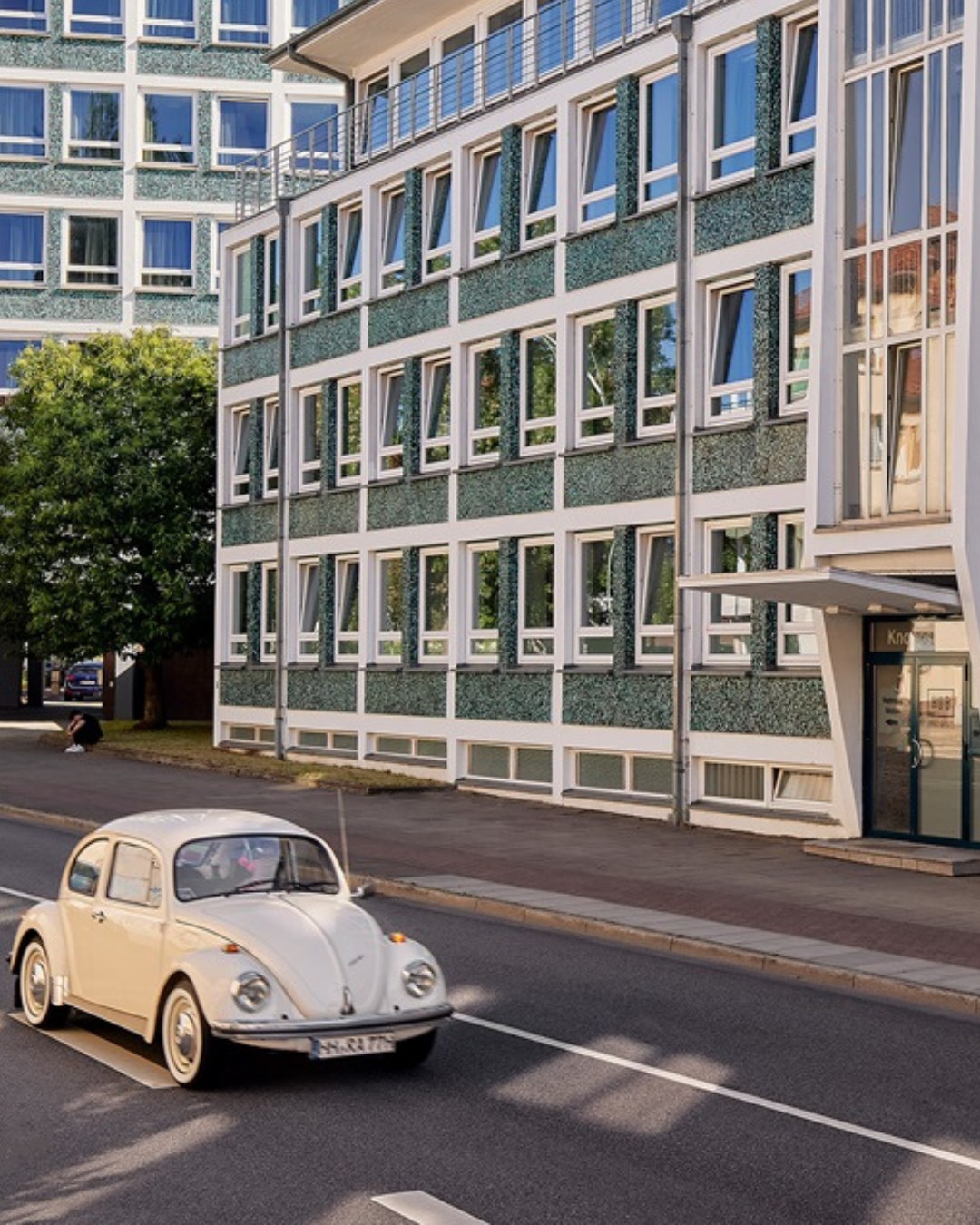 HUB Harburg ist nicht einfach nur südlich der Elbe.
Es ist der perfekte Startpunkt für alle, die Hamburg erleben wollen – ohne ständig im Stau zu stehen.
City? 15 Minuten. Ruhe? Direkt vor der Tür.