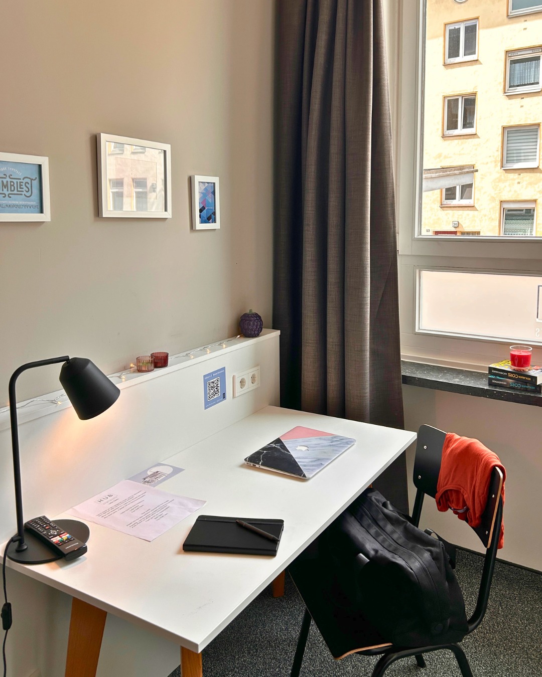 Im HUB Harburg hast du alles, was du für produktives Arbeiten brauchst – ohne dabei auf Komfort zu verzichten.
Ein eigener Schreibtisch, stabiles WLAN, deine eigene Kitchenette für die Kaffeepausen ☕ und ein Bett zum Powernappen zwischendurch.
So wird dein Apartment ganz easy zum Büro auf Zeit – und wenn der Laptop zugeklappt ist, bist du schon zuhause. ?️
? Jetzt dein HUB Harburg sichern und Homeoffice neu denken.
#HUBHarburg #GoodLookingSimplicity