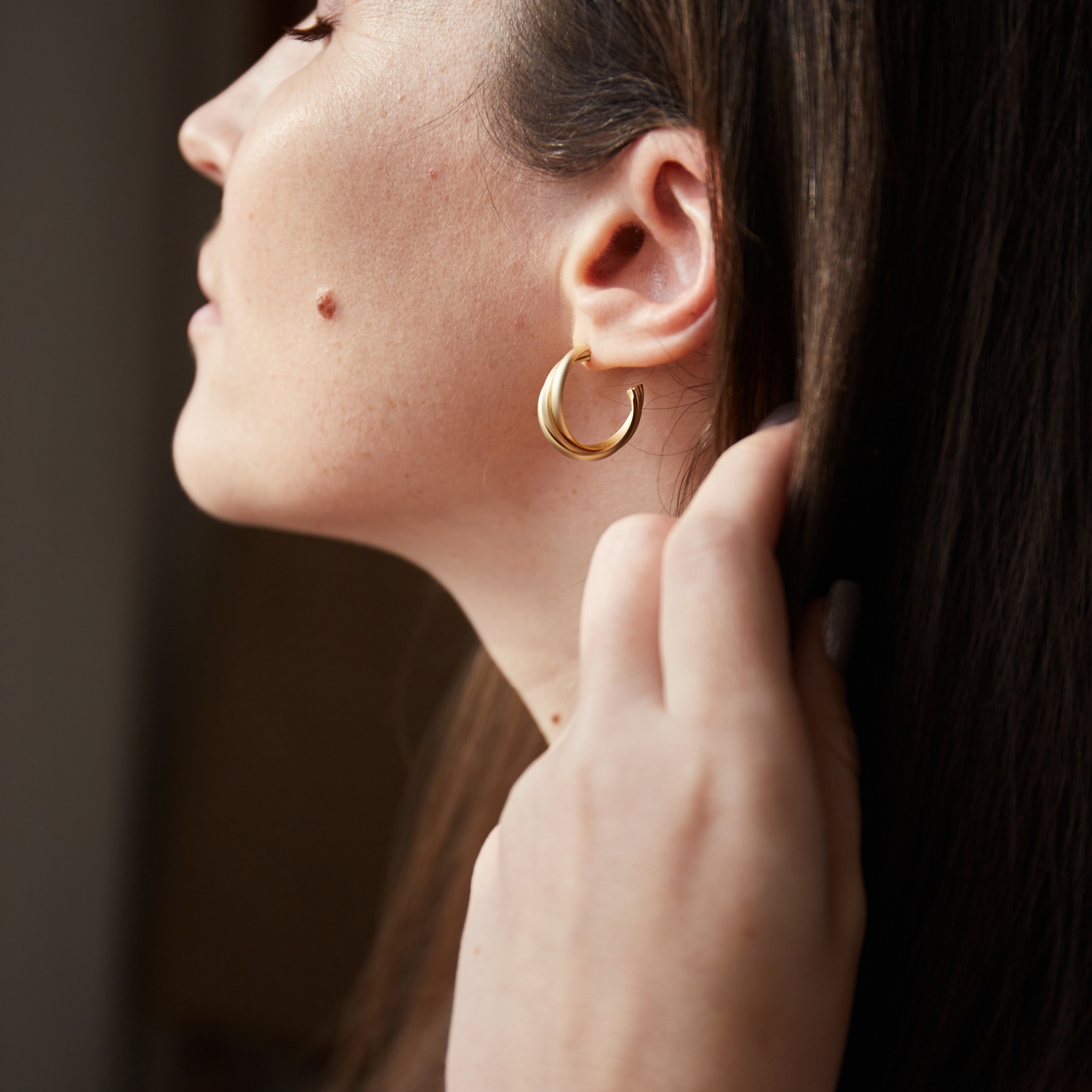 โจ Ohrschmuck, der jedes Outfit strahlen lรคsst โจ
Ohrringe sind das perfekte Detail, um Persรถnlichkeit und Stil zu zeigen. ?
Ob zarte Stecker, funkelnde Creolen oder elegante Hรคnger โ unsere Kollektion vereint hochwertige Materialien, edle Designs und zeitlose Eleganz.
Finde das Schmuckstรผck, das deinen Look vervollstรคndigt und jedem Moment einen besonderen Glanz verleiht. ?
? Jetzt entdecken und Ohrenschmuck wรคhlen, der begeistert!
#Ohrschmuck #Edelsteinschmuck #Luxusschmuck #Goldschmuck #Schmuckliebe #Eleganz #juweliersandkuehler #juwelier #meinlieblingsjuwelier