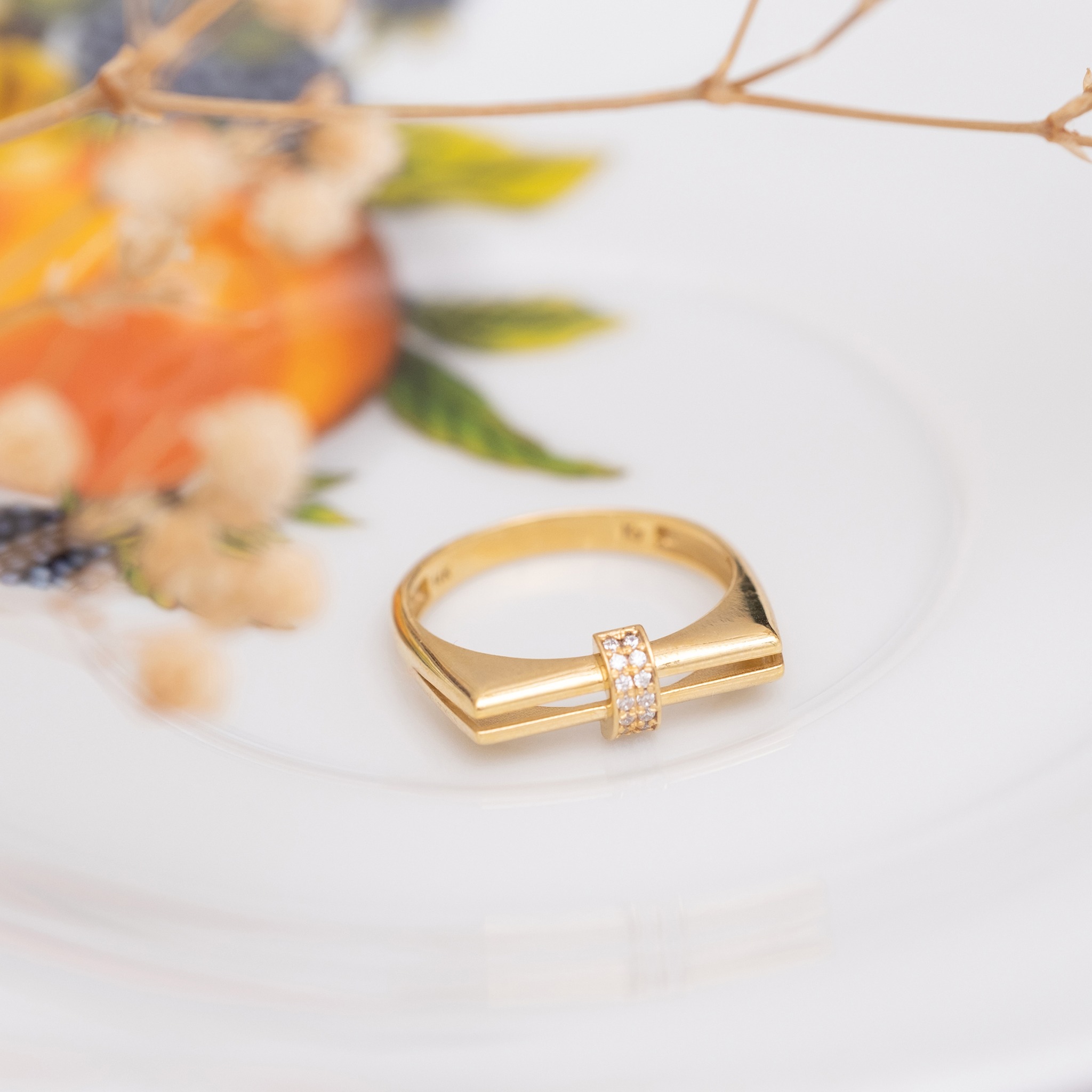 ? Ringe, die Geschichten erzรคhlen. ?
Ein Damenring ist mehr als nur Schmuck โ er ist Ausdruck von Persรถnlichkeit, Stil und Emotion. โจ
Ob zart und feminin, klassisch-elegant oder modern und auffรคllig โ jeder Ring unterstreicht deine Einzigartigkeit und lรคsst deine Hรคnde strahlen.
https://bit.ly/41I3ElX
#Damenringe #Schmuckliebe #Luxusschmuck #Eleganz #StyleInspiration #Goldschmuck #Edelsteinschmuck #juweliersandkuehler #juwelier #meinlieblingsjuwelier