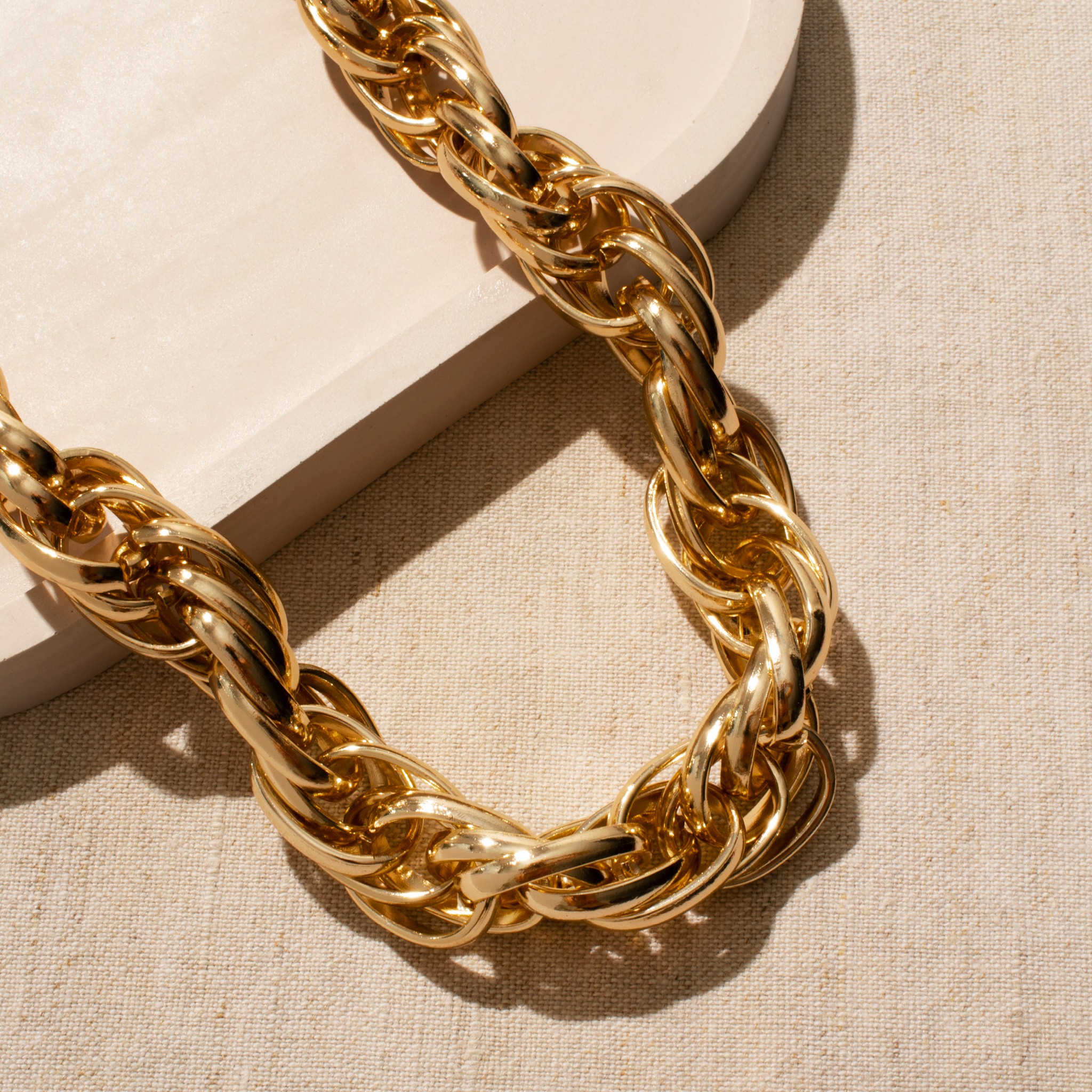 โจ Gold, das mehr sagt als Worte. โจ
Goldschmuck steht fรผr Wรคrme, Eleganz und Selbstbewusstsein โ ein Hauch von Luxus, der nie aus der Mode kommt. ?
Ob filigrane Kette, glรคnzende Creolen oder Statement-Ring โ jedes Stรผck unterstreicht deine Persรถnlichkeit und bringt dein inneres Strahlen nach auรen.
#Goldschmuck #Luxusschmuck #Eleganz #Schmuckliebe #StyleInspiration #Goldglanz #Schmuckdesign
https://bit.ly/3JaCKiF