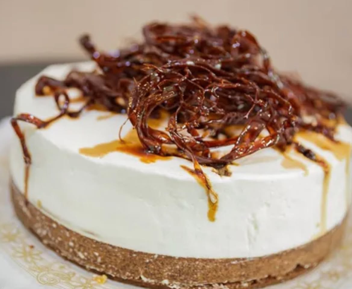 La tarta Parma no se describe… se antoja ?
Bizcocho de chocolate, dulce de leche, flan casero, nata y hilos de caramelo.
Sí, existe. Sí, te está esperando en El Piave ?
#TartaParma #ElPiaveMarbella #AmorALaPrimeraCucharada #PostresCaseros #MarbellaDulce