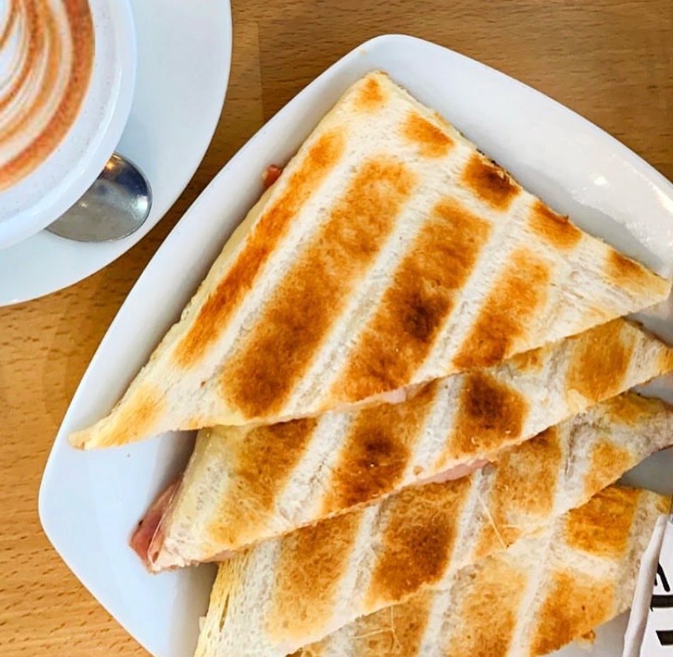Cerramos la semana con un clásico que nunca falla. ? Si todavía no has probado nuestro tostado, hoy es el día ideal para venir a visitarnos. El equilibrio perfecto para tu café o esa bebida fría que tanto te apetece. ¡Nos vemos en el rincón más rico de Marbella!
#ElPiaveMarbella #ViernesEnMarbella #TostadoPerfecto #JamonYQueso #MarbellaGourmet
