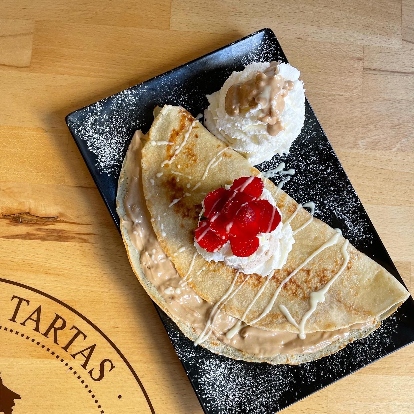 Si el Kinder Bueno ya es increíble, espera a probarlo fundido sobre nuestro crepe recién hecho y acompañado de tu helado favorito. ?? Un viaje de ida al paraíso del dulce aquí mismo, en El Piave Marbella. ¡Etiqueta a esa persona que te debe una merienda así!
#ElPiaveMarbella #KinderBueno #CrepeLover #HeladoArtesanal #MarbellaSweet