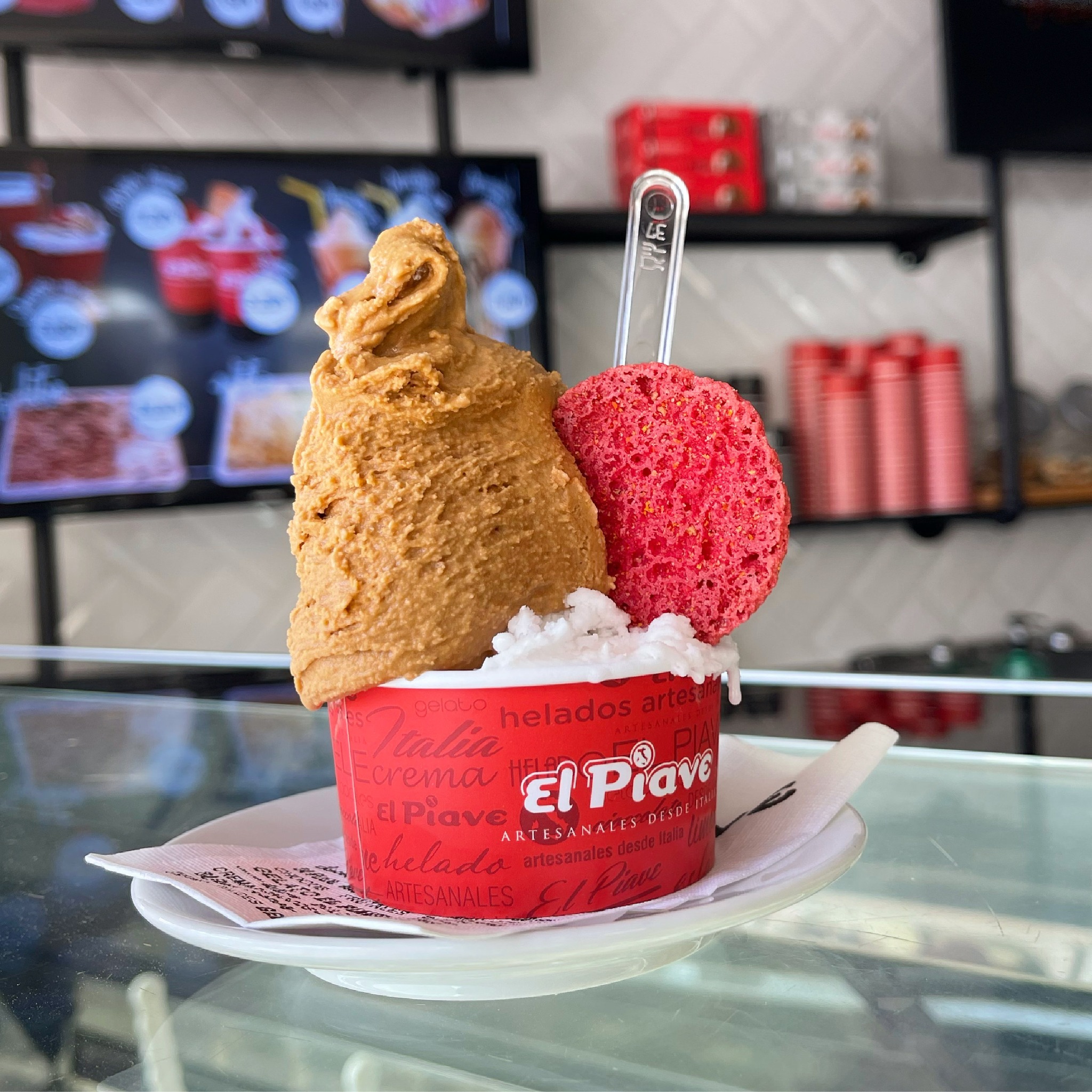 Dicen que la felicidad no se puede comprar, pero puedes comprar un helado, que es casi lo mismo. ? ¿Quién se apunta a empezar la semana con nosotros? Desde el clásico dulce de leche hasta los sabores más refrescantes de fruta natural, tenemos el plan perfecto para que tu lunes sea mucho más dulce. ? ¡Te esperamos en El Piave!
#ElPiaveMarbella #HeladoArtesanal #LunesConHelado #MarbellaLife #IceCreamLovers