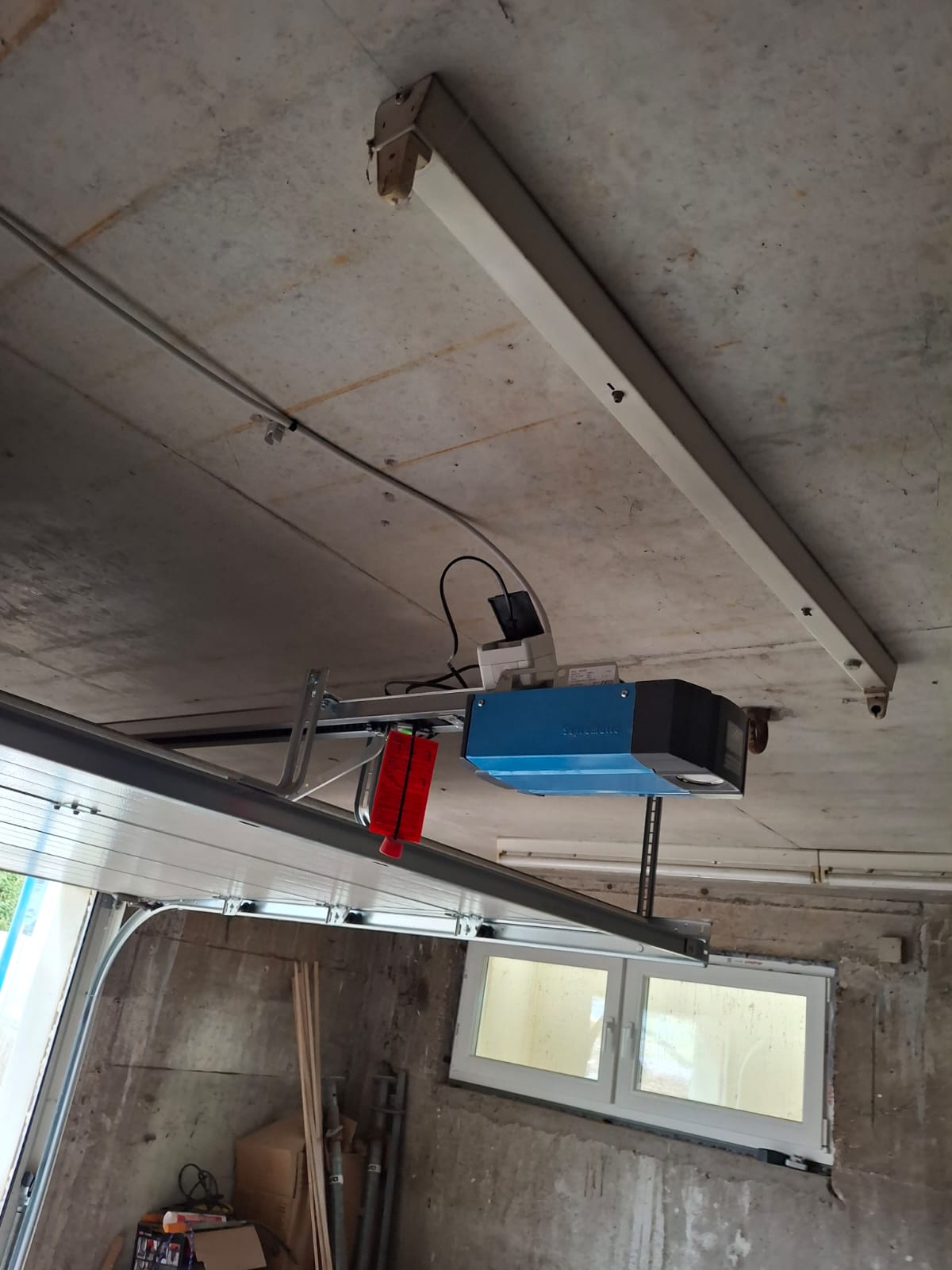 Knopfdruck statt Kraftakt: Inbetriebnahme des Garagentorantriebs! ???
Der Moment, in dem man bei Regen nicht mehr aussteigen muss, um das schwere Tor hochzuwuchten – das ist purer Komfort! Heute haben wir wieder einen modernen Garagentorantrieb in Betrieb genommen. ?️✨
Aber mit