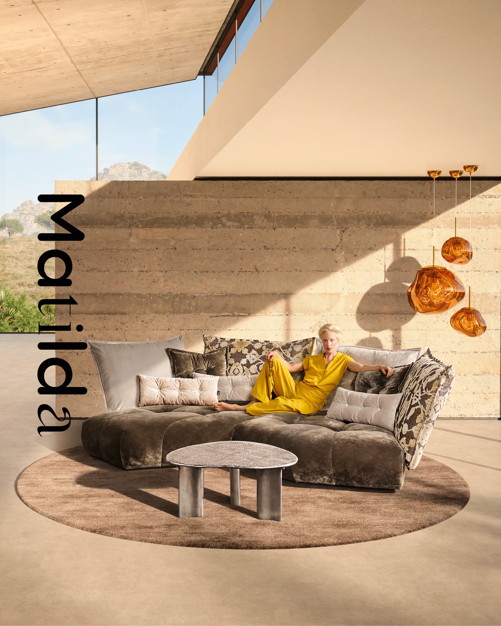 Matilda.
Kein Sofa, das sich einordnet. Sondern eines, das Räume verändert.
Mit ihren weichen Kontu...