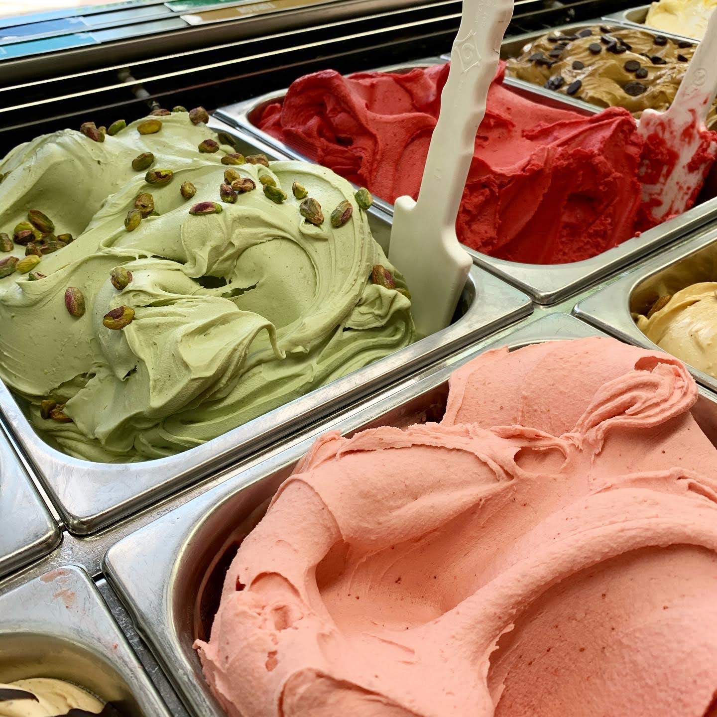 Colores, sabores y un antojo que no se puede resistir ?✨
Pistacho, frambuesa, crema Málaga, fresa… ¿cuál vas a elegir hoy? Ven a El Piave y date ese capricho que te alegra el día ?
#ElPiaveMarbella #HeladoArtesanal #SaboresQueEnamoran #MomentoDulce #MarbellaFood