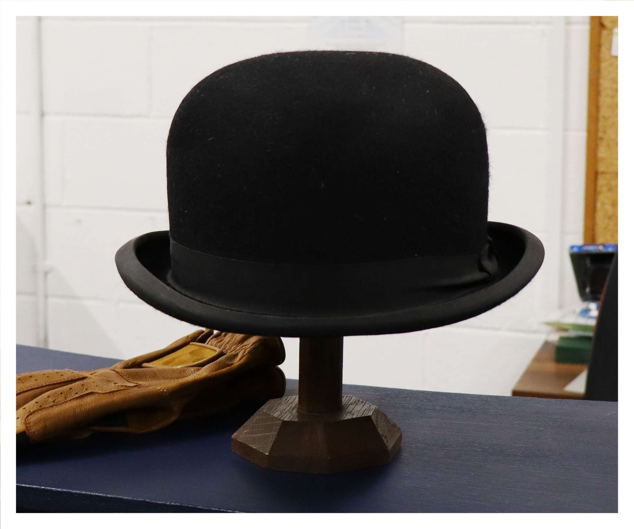 Our waiting list for decent sized bowler hats is finally empty! So here is this absolute beauty - excellent condition, 58cm, Lock & Co! ??
? https://www.thehuntingshop.co.uk/store/58cm-Lock-&-Co-Hunting-Bowler-p833125191