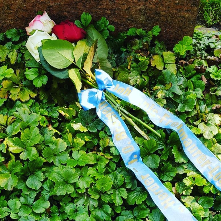 Zu ihrem Johannisfest legen die Brüder unserer Loge drei Rosen an Gräbern der verstorbenen Brüder ab.
Den verstorbenen Brüdern wird somit gedacht, ganz nach unserem Leitspruch