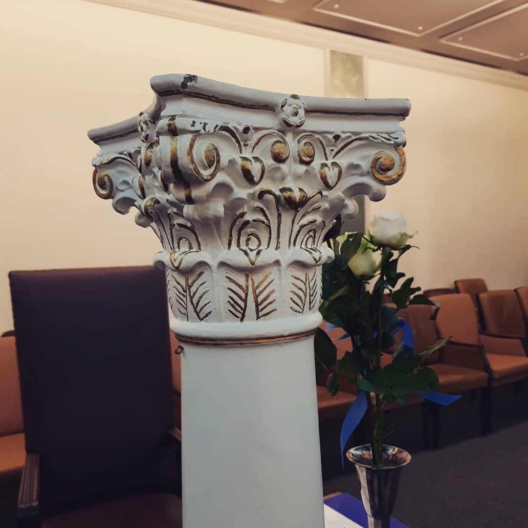 Auch diese Säule ist in unserem Logenhaus zu finden. Die Säule der Schönheit. Ihre starke Symbolik wird im Ritual eines jeden Grades der Freimaurerei genutzt und hervorgehoben. Ihre geschichtliche Bedeutung für den Bau an der Humanität geht bis zum Bau des salomonischen Tempels zurück.
#freimaurerlogeherder #brüderlichkeit #herderloge #bremen #freimaurer #freemason #freimaurerbremen #freimaurerlogeherder #salomonischertempel
#tempel #humanität #miteinander #weisheit #schönheit #hiramlodge #fraternity