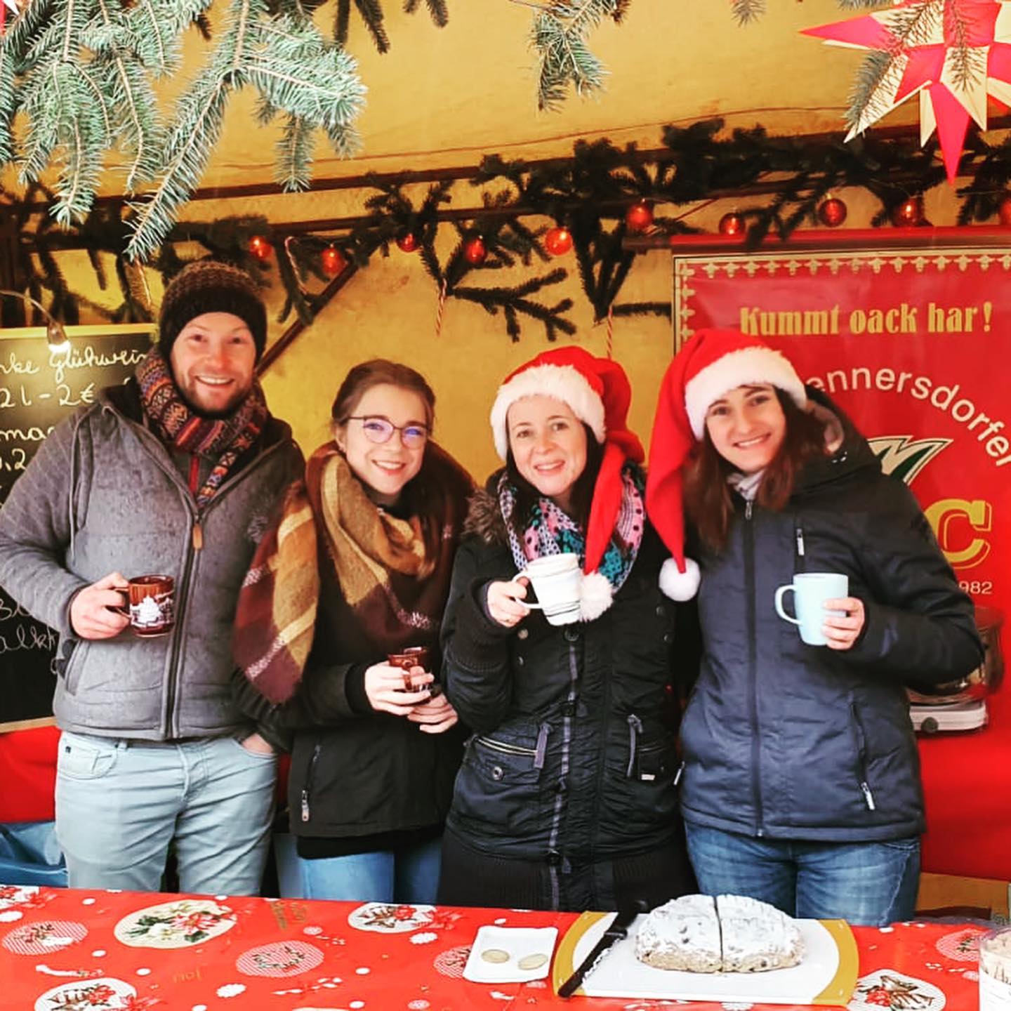 Weihnachtsmarkt im Gutshof Grohedo - es geht los! Wir freuen uns auf Euch!
Ein Glühwein.
Swei Glühweih.
Rei Lühwei.
Hie Hühei.
Flünei.
#gkc #faschinggrohedo #karnevalgrohedo #weihnachtsmarktimgutshof #weihnachtsmarkt #zusammen #herrnhut #oberlausitz #hutbergregion #unbezahlbarland #fasching