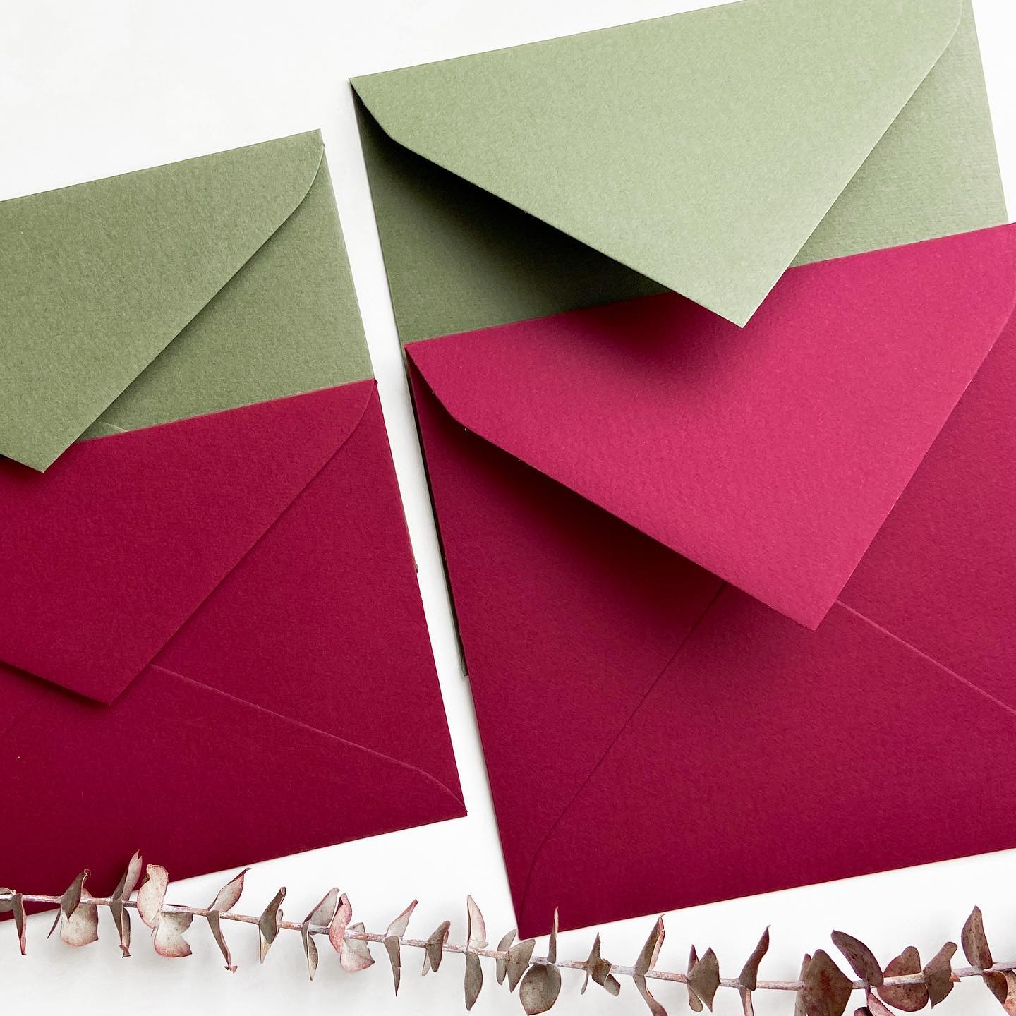 Dos de vuestros colores favoritos ♥️ Burgundy y Verde Oliva, ahora disponibles en tres medidas ?
.
#sobres #bodas #invitaciones #eventos #novios #novia #envelope #wedding #stationery #sobrespersonalizados #sobresforrados #texturado #colores #2021 #bodas2021 #bodas2022