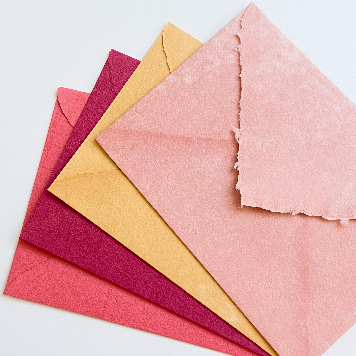 Colores vivos para esta primavera ♥️ Y siempre con la mejor calidad ? En la foto podéis ver algunos de los colores de los sobres artesanales, unos sobres que son únicos ya que se hacen de forma completamente manual y están teñidos con pigmentos minerales ? ¿Se puede pedir más?
#sobres #sobresartesanales #colores #primavera #bodas #comuniones #bautizos #bodas2021 #bodas2022 #novios #invitacionesdeboda #sobrespersonalizados #amor #wedding #novia #envelope