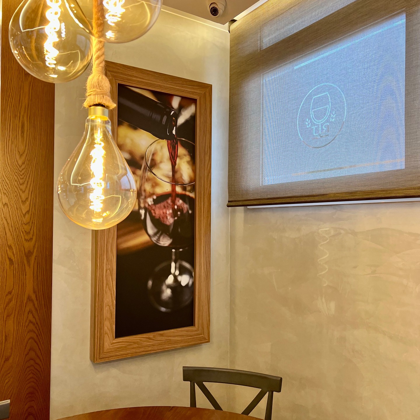 Nuestra idea de paneles fonoabsorbentes, decorativos, funcionales y totalmente hechos en Gran Canaria. Déjanos diseñar tu restaurante con nuestras ideas, nuestro experto en acústica puede ayudarte a desarrollar un entorno confortable.
@tertuliayenyesque @clediz_anoltri @luminososdisplay @alessiodeluca #acustica #acústica #panelesfonoabsorbentes #panelesfonoabsorbentespared #design #designinspiration #interiordesign