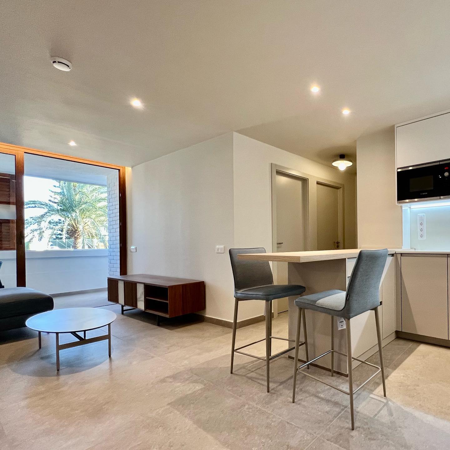 Un sueño puede ser real, si lo planeas atentamente, con ideas claras y un diseño que nunca te cansará. Construye con nosotros tus sueños y trasforma tu antigua vivienda en lo que quieras. Madera, azul y calacatta, para una vivienda vista mar con un estilo contemporáneo y fresco. Bienvenidos al tropico, ahora, a disfrutar! @paralelo28design @cocinasdogar @alessiodeluca72 @bontempi_casa @bontempicasalettidesign @moblesnacher @mobenia @aromasdelcampo @vp_interiorismo @azgrupos_reformas_integrales @atikaceramicas @iluxol @canarydecor @silestonebycosentino @smegspain #design #interiordesign #renovation #refurbishment #latituddevida #tropico #playadelingles #maspalomas #grancanaria #newhouse #interiorismo #diseñodeinteriores #mixoffurniture #nicebalance #goodchoices #wood #madera #blue #white #sand #blu #bianco #blanco #legno #natural #naturale #allinone #wowexperience