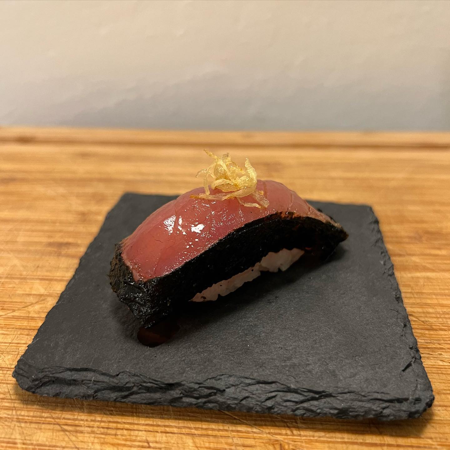 Fijian Albacore Nigiri.
Wrapped with organic nori soaked in Sake before getting seared. It’s then topped with lightly fried Cipollini onion.
Need A Private Sushi Chef???
My name is Julian & I specialize in providing a private Omakase (Chef’s Choice) experience throughout Southern California!
I mainly work around my own interpretation of traditional Japanese sushi with a slight hint of French & Peruvian inspired flavors!
Follow me @asurfersushichef??♂️
Check out my website: www.asurfersushichef.com?
(Link In Bio)⬆️?
Available for small private parties hosted in Santa Barbara, Ventura, Los Angeles, Orange, and San Diego County!
**If given at least a month’s notice, I may be able to travel up to Central and Northern California. Please don’t hesitate to ask!
Please DM me for menu inquiries or any other questions!
#asurfersushichef #sushi #nigiri #sashimi #maki #omakase #sushicatering #sushichef #chefsroll #freshfish #michelinguide #surfing #privateomakase #albacore #nori