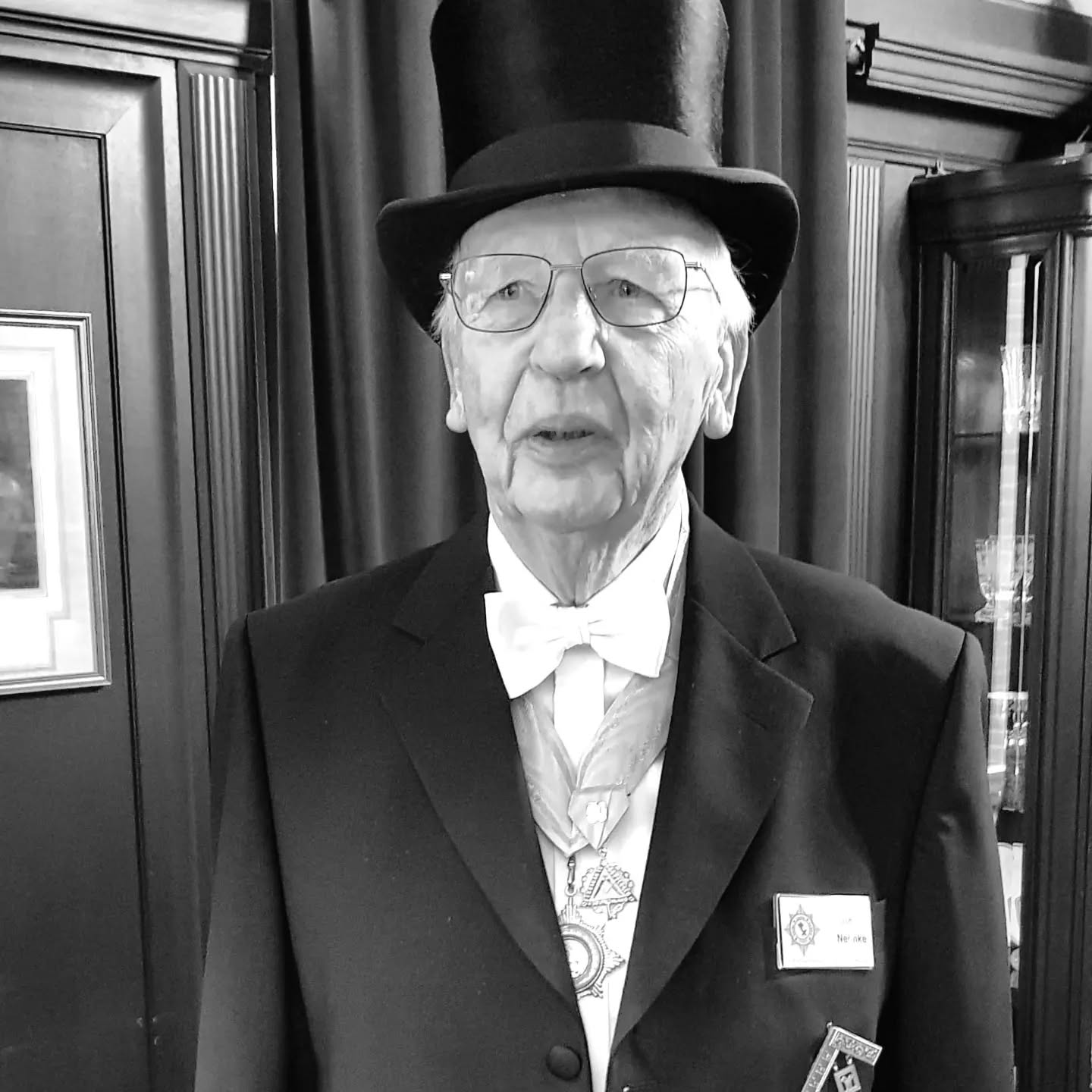 Unsere JOHANNIS-FREIMAURER-LOGE „HERDER“ Nr. 542 trauert um
seinen lieben und hochgeschätzten Bruder Lothar Neimke. Er stand fast 53 Jahre
in unserer Bruderkette.
Neben mehreren Ämtern für unsere Loge bekleidete er von 1982 bis 1986 das
Amt des Meisters vom Stuhl. Für seine Verdienste um die Freimaurerei erhielt
er im Jahr 1995 das Ehrenzeichen der Vereinigten Großloge von Deutschland in
Bronze. Lothar war ein über alle Maße überzeugter Freimaurer und hat unsere
Ideale verkörpert und gelebt.