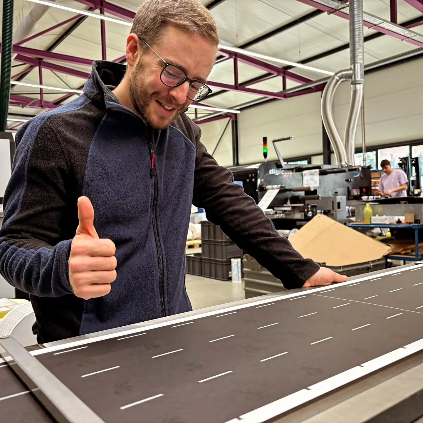 Ein tolles Gefühl, wenn nach intensiver Vorbereitung und super Beratung die neuen Etiketten gedruckt & veredelt werden. Was ihr auf dem Bild seht ist die erste Stufe des Druckprozess. Die Veredelung durch Relieflack etc. folgt in weiteren, nachgelagerten Prozessschritten. Sehr beeindruckend, dies live mitverfolgen zu dürfen.
#endingenamkaiserstuhl #weinetikett #neuesdesign #weingutpeterstrohm #kindleretiketten