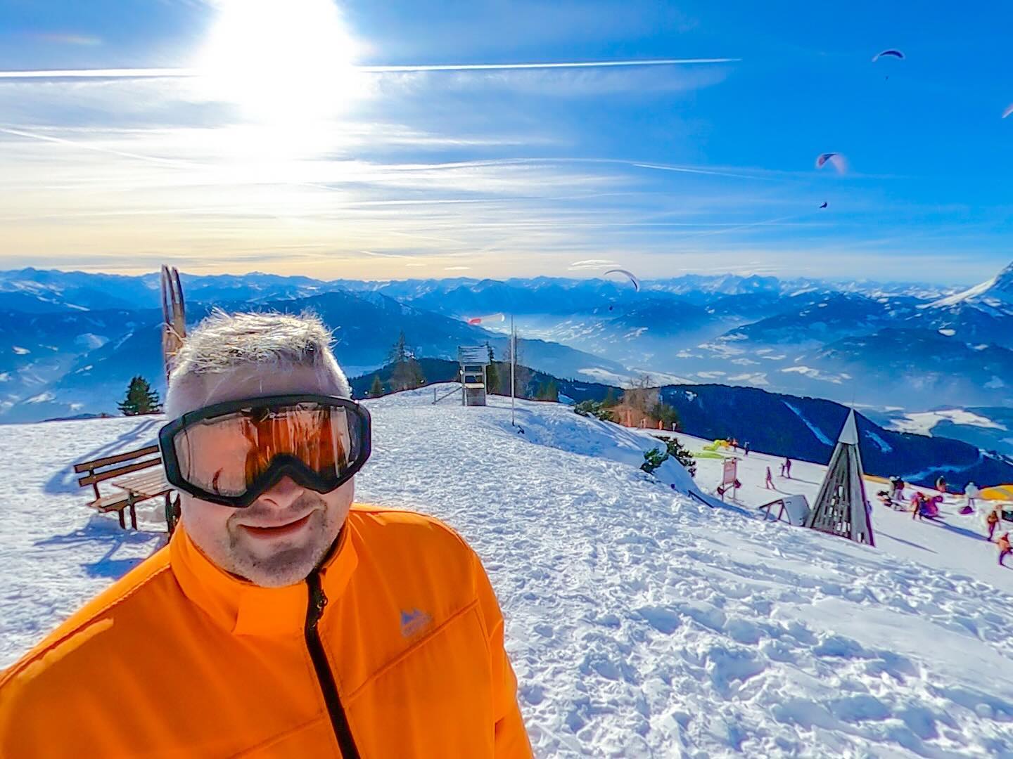 Normalerweise Reisen wir, diese Woche machen wir aber mal Urlaub.
Wir sind im @bergresortwerfenweng untergekommen und genießen jeden Augenblick.
Auszeit pur und Energie tanken für die Aufgaben und Abenteuer im neuen Jahr.
#snowboarding #auszeit #reiselust #urlaub #winterurlaub #traveltheworld #globetrotter #nomadslife #worklifebalance #wintersport #winterwonderland #purevernunftdarfniemalssiegen #schneemann #werfenweng #bergresortwerfenweng