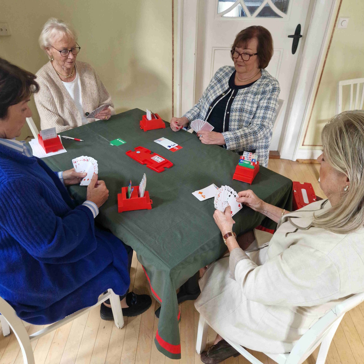 #Bridge im Logenhaus - Mitspielerinnen gesucht
Einige unserer Damen treffen sich einmal im Monat zum Bridgespielen im Bremer #Logenhaus (Kurfürstenallee 15). Jeden Dienstag im Monat trifft man sich um 15 Uhr, um dieses in der zweiten Hälfte des 19. Jahrhunderts entstandene #Kartenspiel in gepflegtem Kreis zu spielen. Gesucht werden zum Mitspielen interessierte Damen und Herren. Eine Nähe zur Freimaurerei muss nicht gegeben sein! Bei Interesse bitte eine Mail an: info@herderloge.de
#freimaurer #freemason #freimaurerbremen #bremerlogenhaus #bruderkette #selfcare #selbsterkenntnis #sinnbild #freimaurerlogeherder