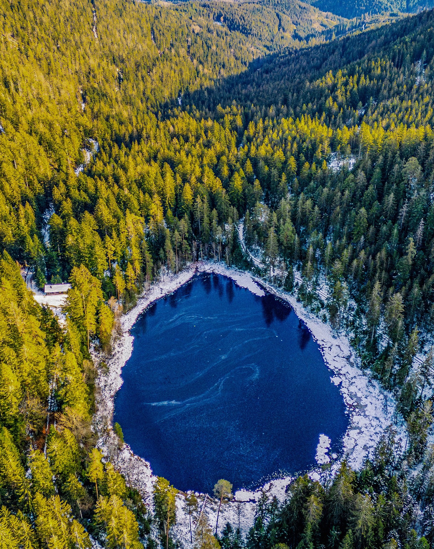 ?✨ Neujahrswanderung zu den Karseen zwischen Schönmünz- und Raumünzach-Tal✨?
Zum Start ins Neue Jahr habe ich mich heute zu einer meiner Lieblingswanderungen aufgemacht. Eine Tour, die abseits der überlaufenen Pfade des Schwarzwalds in die pure Stille und Schönheit der Natur führt. ?
Von Schönmünzach führte der Weg zunächst zum idyllischen Schurmsee, einem beeindruckenden Karsee – eines der „dunklen Augen des Nordschwarzwalds“. Diese Relikte der letzten Eiszeit sind nicht nur landschaftlich faszinierend, sondern auch einzigartige Ökosysteme, die eine spezialisierte Flora und Fauna beherbergen. Weiter ging es über die Schurmseehöhe zum Blindsee, der ebenfalls ein Karsee ist. Allerdings befindet sich dieser in einem fortgeschrittenen Verlandungsstadium, sodass nur noch wenig Wasserfläche sichtbar ist. Dafür eröffnet die umliegende Vegetation spannende Einblicke in die natürliche Entwicklung solcher Seen ?
Der Rückweg führte mich entlang des Flüsschens Schönmünz, das mit seinem leisen Plätschern und der friedlichen Atmosphäre den perfekten Abschluss dieser Tour bot?
#schwarzwaldliebe #neujahrswanderung #naturerlebnis #karsee #schurmsee #blindsee #schönmünzach #eiszeitrelikte #wanderlust #schwarzwaldmomente #abseitsdestrubels #neuesjahrneueenergie