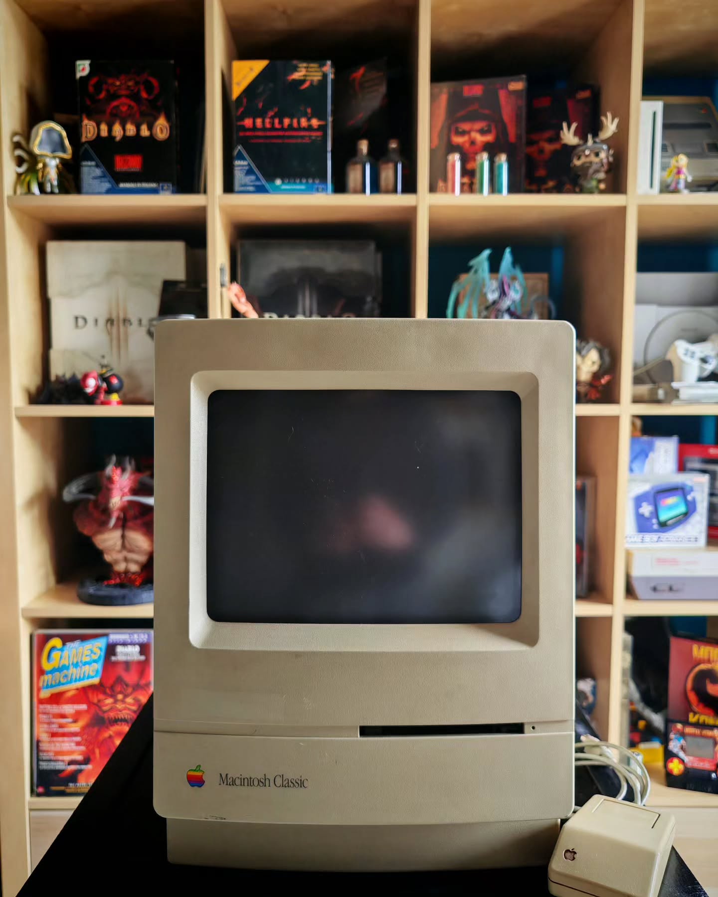 Questo iconico Macintosh Classic ha un legame speciale con la storia di Diablo. È su macchine come questa che David Brevik, una delle figure chiave dietro il gioco, ha mosso i suoi primi passi nel mondo della programmazione e ha iniziato a coltivare la visione che avrebbe portato alla creazione di un titolo leggendario. Un pezzo di storia che ha contribuito a plasmare il gaming come lo conosciamo. 💾
🇬🇧 This iconic Macintosh Classic isn Questo iconico Macintosh Classic ha un legame speciale con la storia di Diablo. È su macchine come questa che David Brevik, una delle figure chiave dietro il gioco, ha mosso i suoi primi passi nel mondo della programmazione e ha iniziato a coltivare la visione che avrebbe portato alla creazione di un titolo leggendario. Un pezzo di storia che ha contribuito a plasmare il gaming come lo conosciamo. 💾
🇬🇧 This iconic Macintosh Classic isn