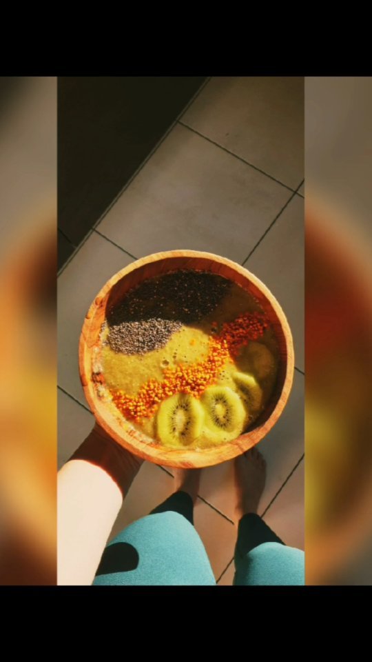 Smoothie rapide !
Ce matin j'avais envie de :
? banane
? Orange
?Poire
Noix de cajou
Moringa pour les propriétés antioxydantes, les protéines, les minéraux...
Ortie pour les minéraux, silicium, chlorophylle..
Un peu de lait de riz
Topping pollen frais, graines de chia, kiwi.
Les enfants en raffolent aussi, il se re servent encore et encore ! ?
Bonne dégustation !!
#smoothie #fruitlovers #fraicheur #vitamines #naturopathie #naturopathe #mangersain #mangermieux #petitdejeuner #smoothiebowl #healthy