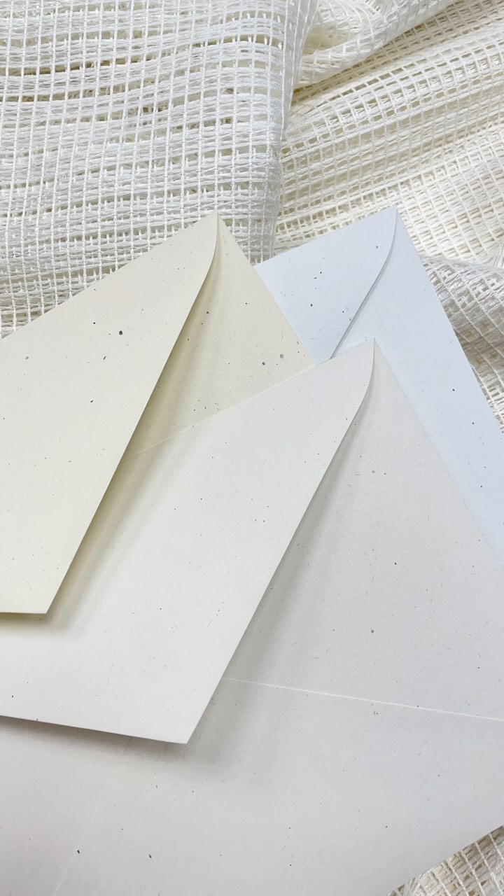Nueva colección Fibras ? Una colección con base de papel de algodón y con fragmentos reciclados de celulosa pura ? Disponible en tres preciosos tonos neutros a los que hemos llamado Algodón, Lana y Bambú ♥️
Ahora es toda vuestra, y esperamos que os guste tanto como a nosotros
#sobres #sobresforrados #sobresreciclados #invitacionesdeboda #papeleria #bodas