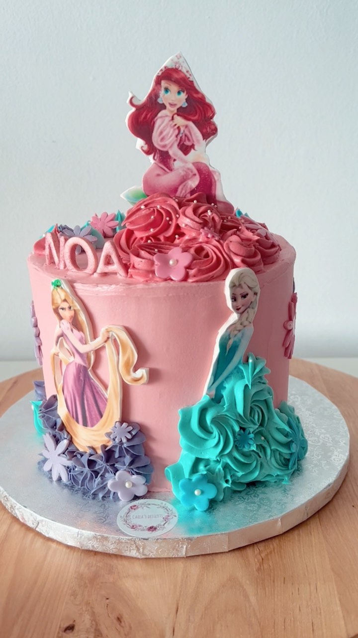 PRINCESAS?
Tarta personalizada de princesas. El interior es de bizcocho de chocolate con relleno de frosting de fresa y compota de fresa. Ideal para un cumpleaños?
Encárgala ya!!
#disney #princess #princesas #ariel #rapunzel #elsa #frozen #lasirenita #chocolate #cake #fondant #buttercream #buttercreamcakes #cake #tarta #pasteleria #dulce #fresa #strawberry #rosa #pink #gava #baixllobregat #castelldefels #barcelona #fyp